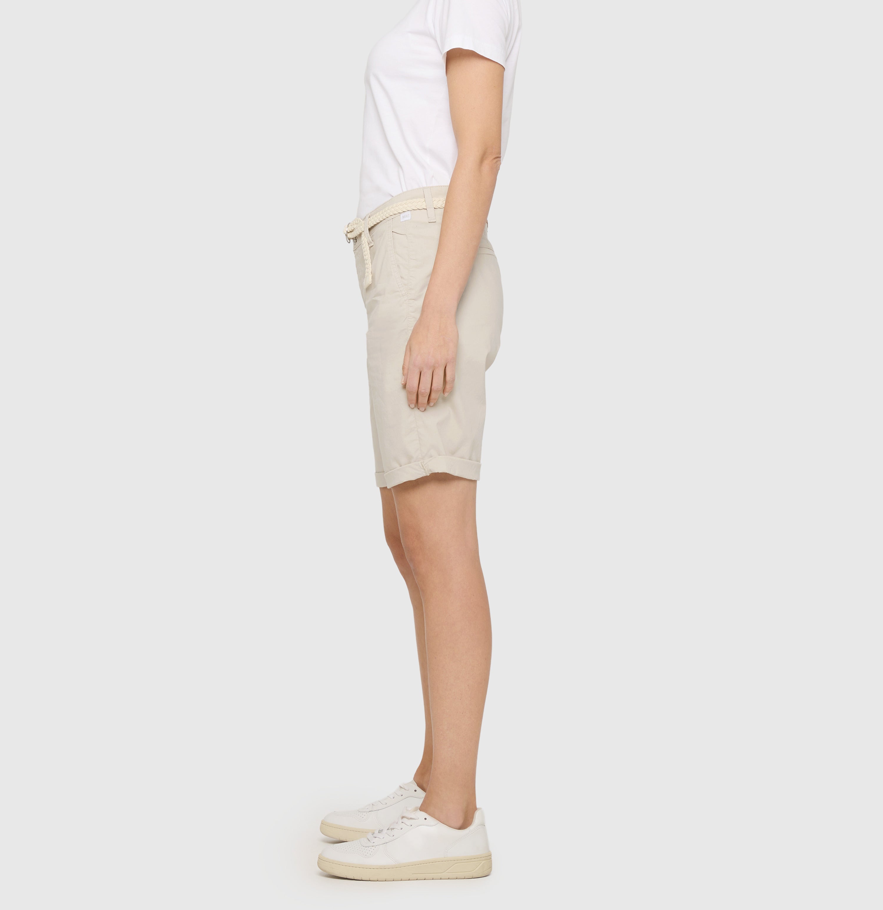  | CHINO SHORTS belt | ivory PPT | Side view of model