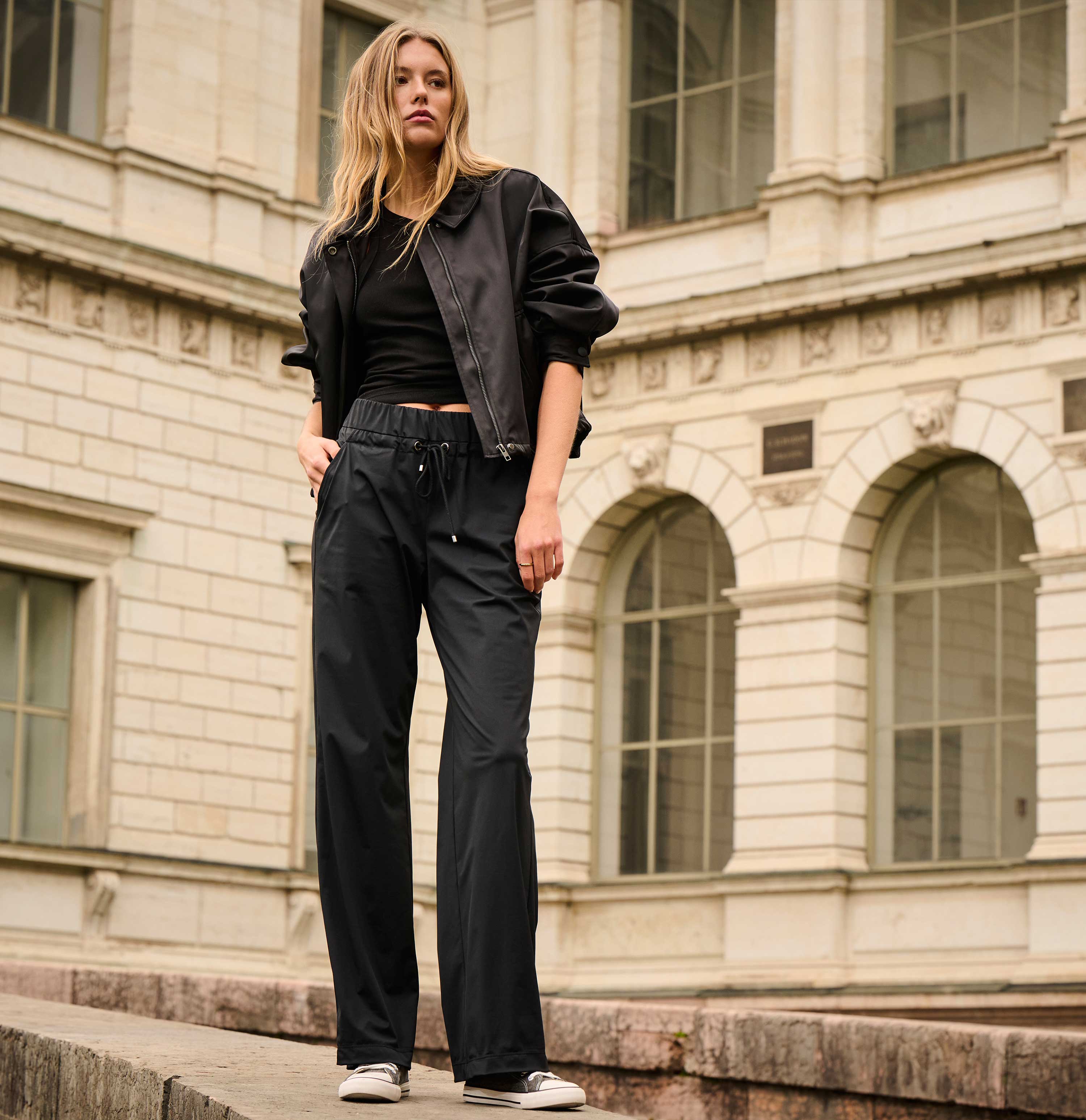 Wide jump-in trousers made of premium techno stretch. | S-NAME | S-FBBZ | Campaign image 3