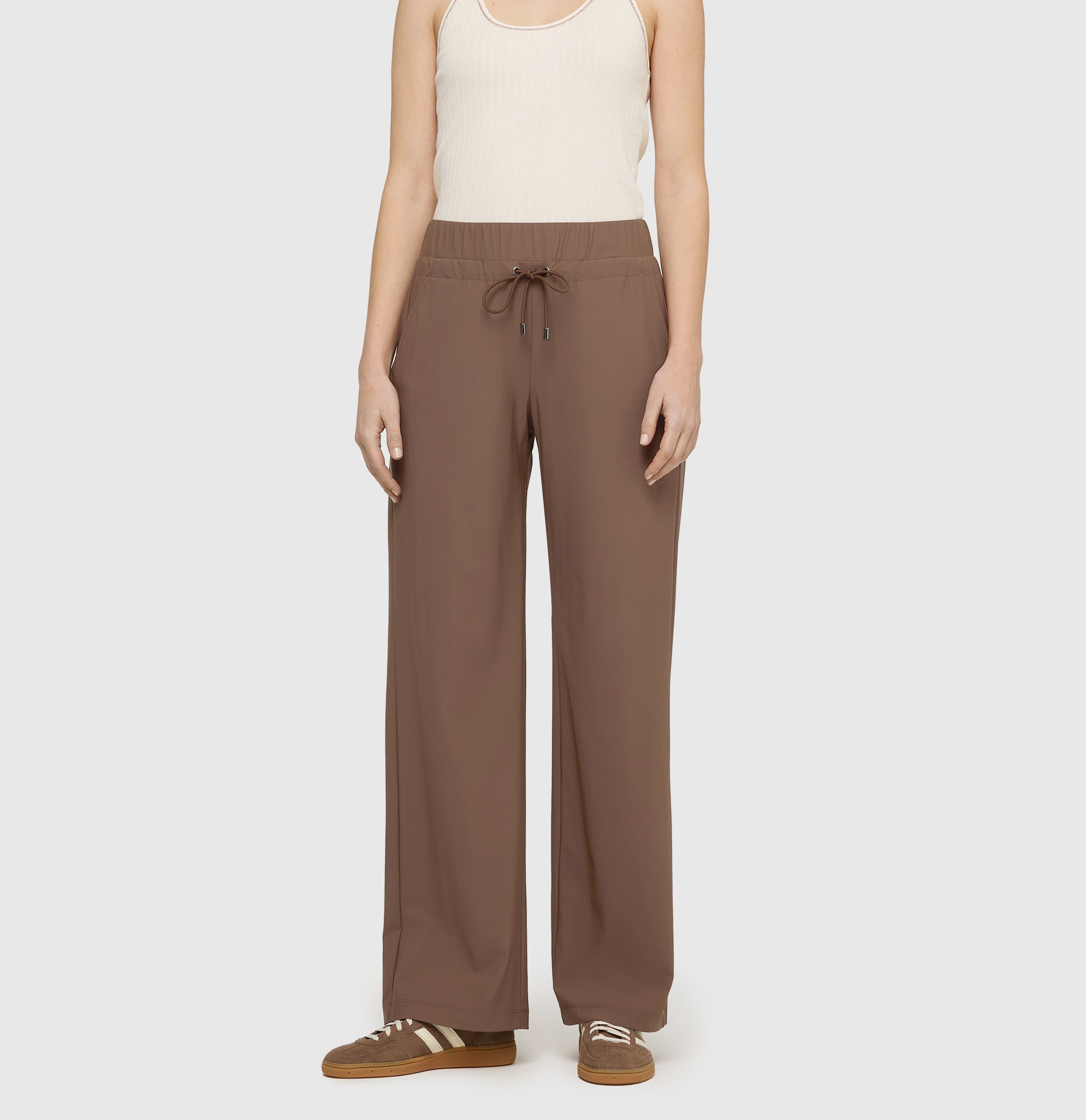Jump-in trousers made of premium techno stretch. | EASY WIDELEG | fawn brown | Front view of model
