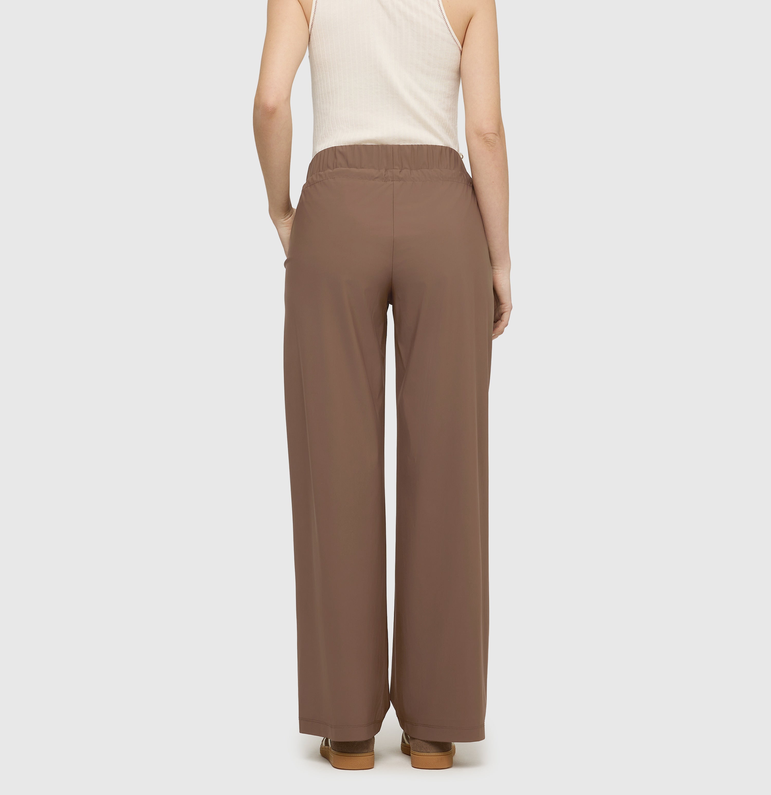 Jump-in trousers made of premium techno stretch. | EASY WIDELEG | fawn brown | Back view of model