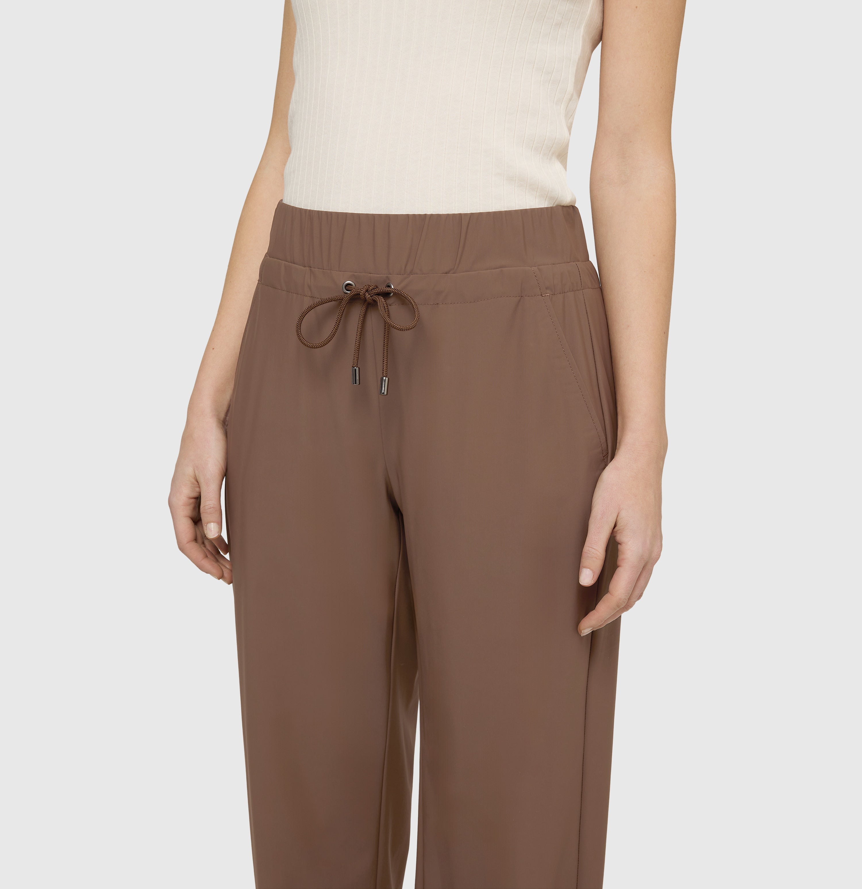 Jump-in trousers made of premium techno stretch. | EASY WIDELEG | fawn brown | Detailed view 2 of model