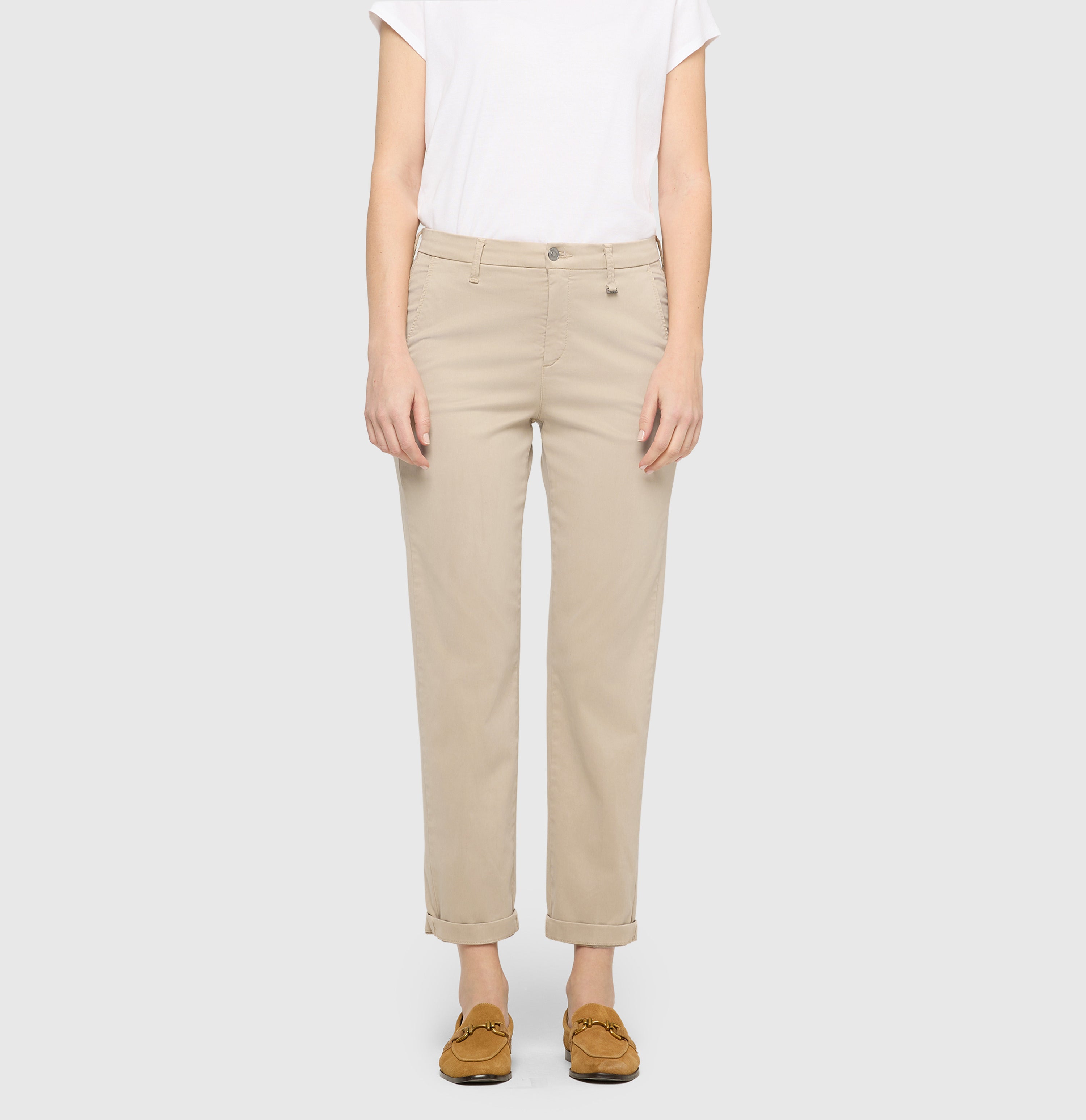 Slim trousers in a cotton-modal-lyocell blend. | CHINO turn up | light beige kitt PPT | Front view of model