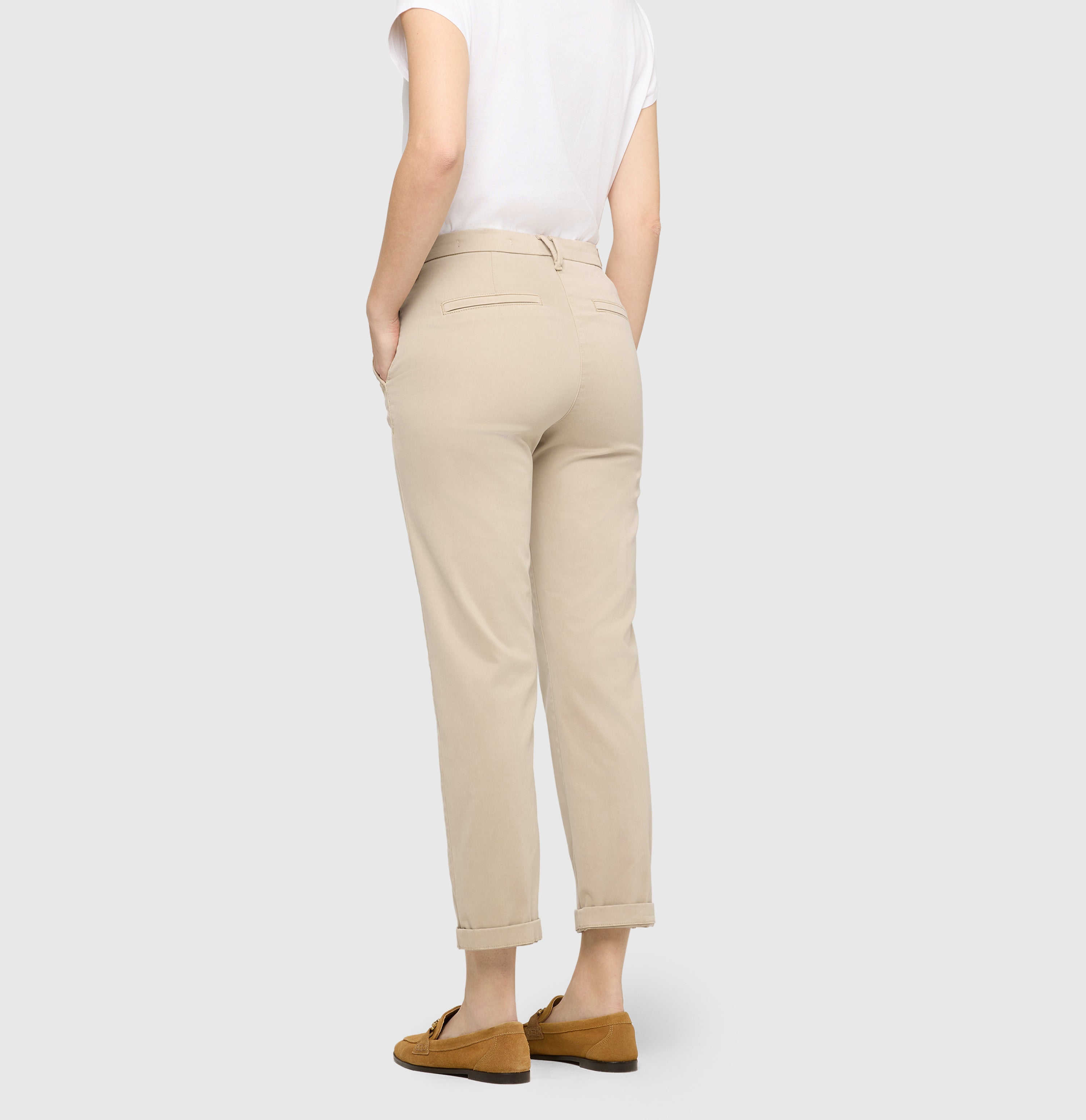 Slim trousers in a cotton-modal-lyocell blend. | CHINO turn up | light beige kitt PPT | Back view of model