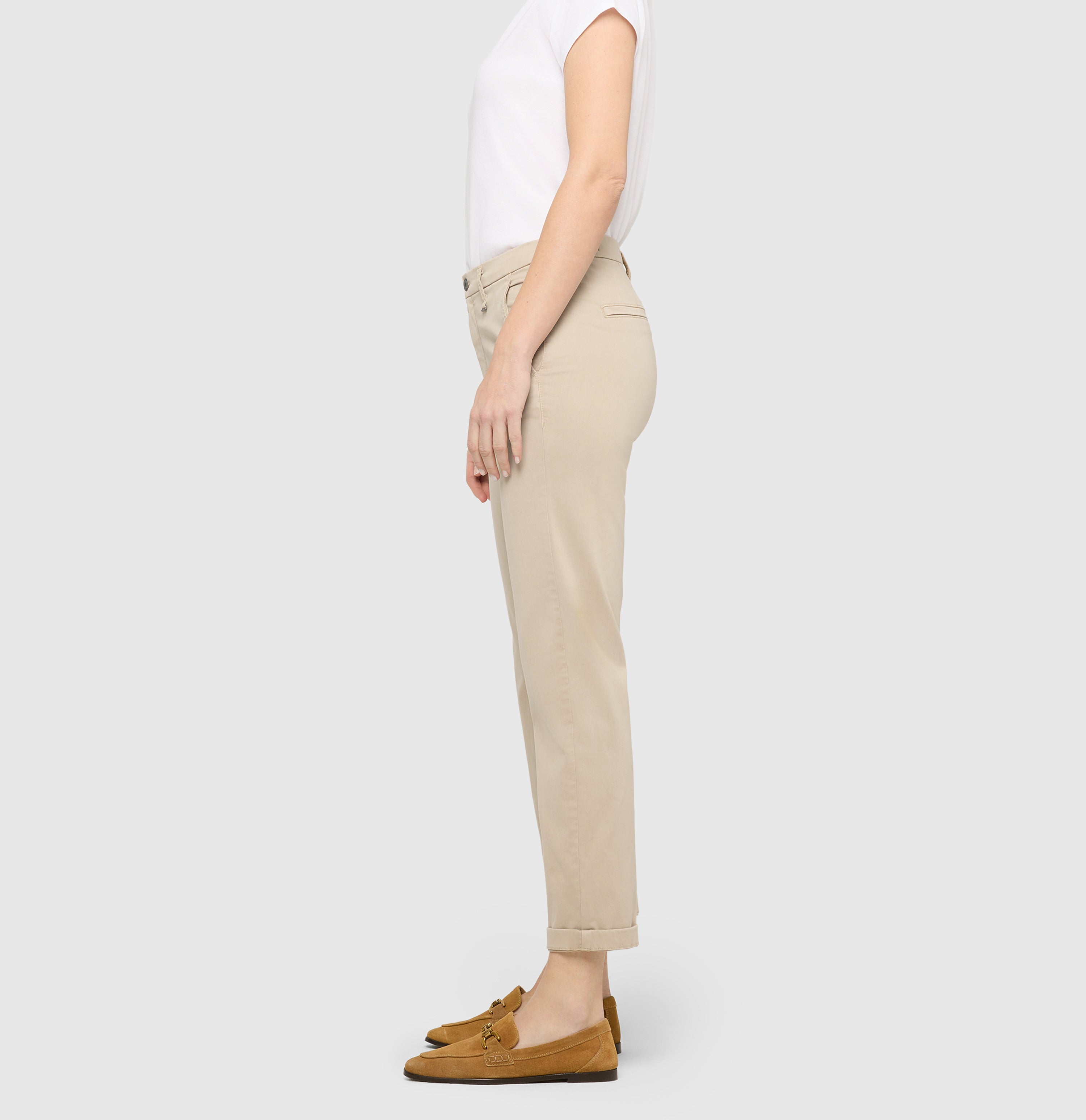 Slim trousers in a cotton-modal-lyocell blend. | CHINO turn up | light beige kitt PPT | Side view of model