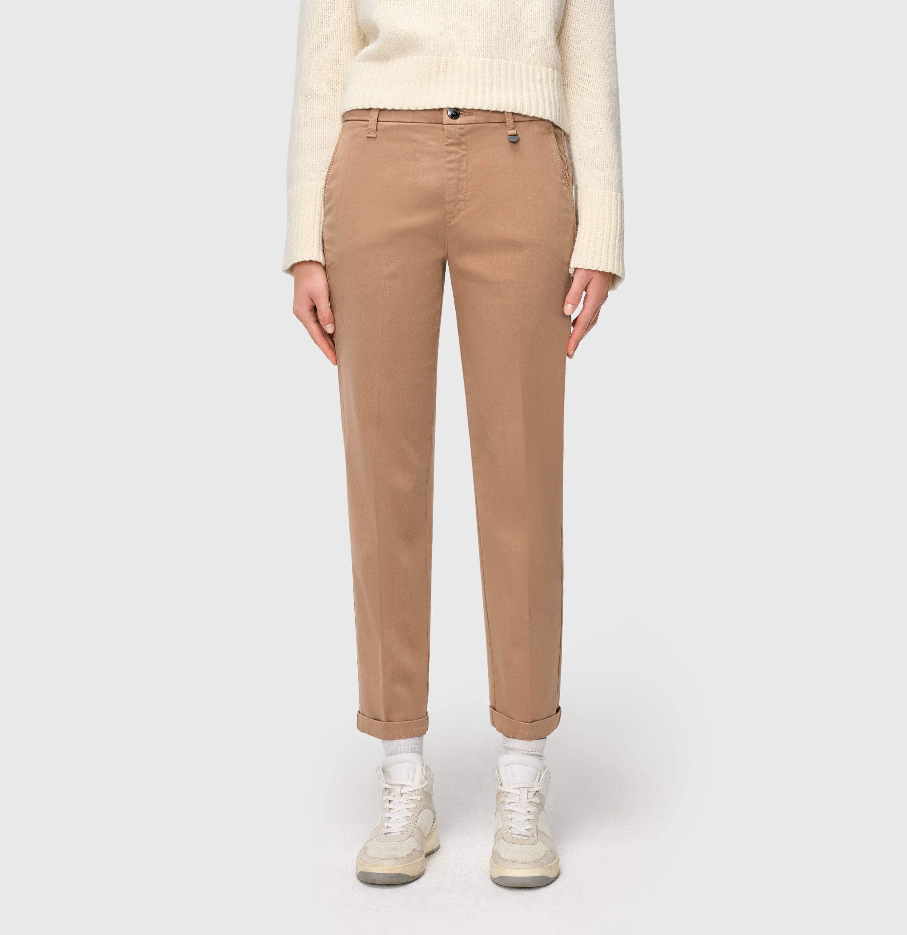 Chino in a soft cotton-modal-lyocell blend. | CHINO turn up | light vicuna beige PPT | Side view of model