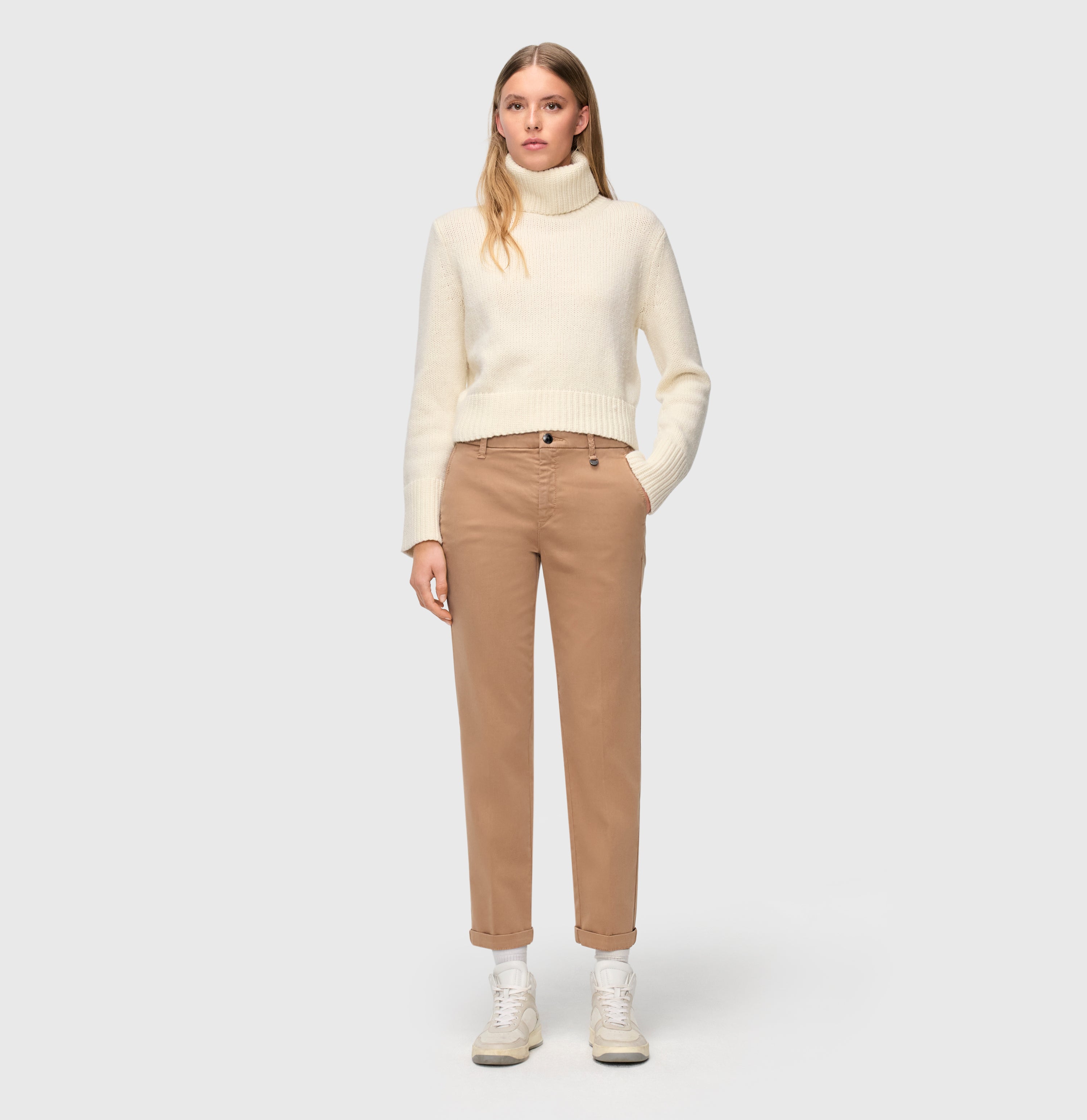 Chino in a soft cotton-modal-lyocell blend. | CHINO turn up | light vicuna beige PPT | Full-body of model