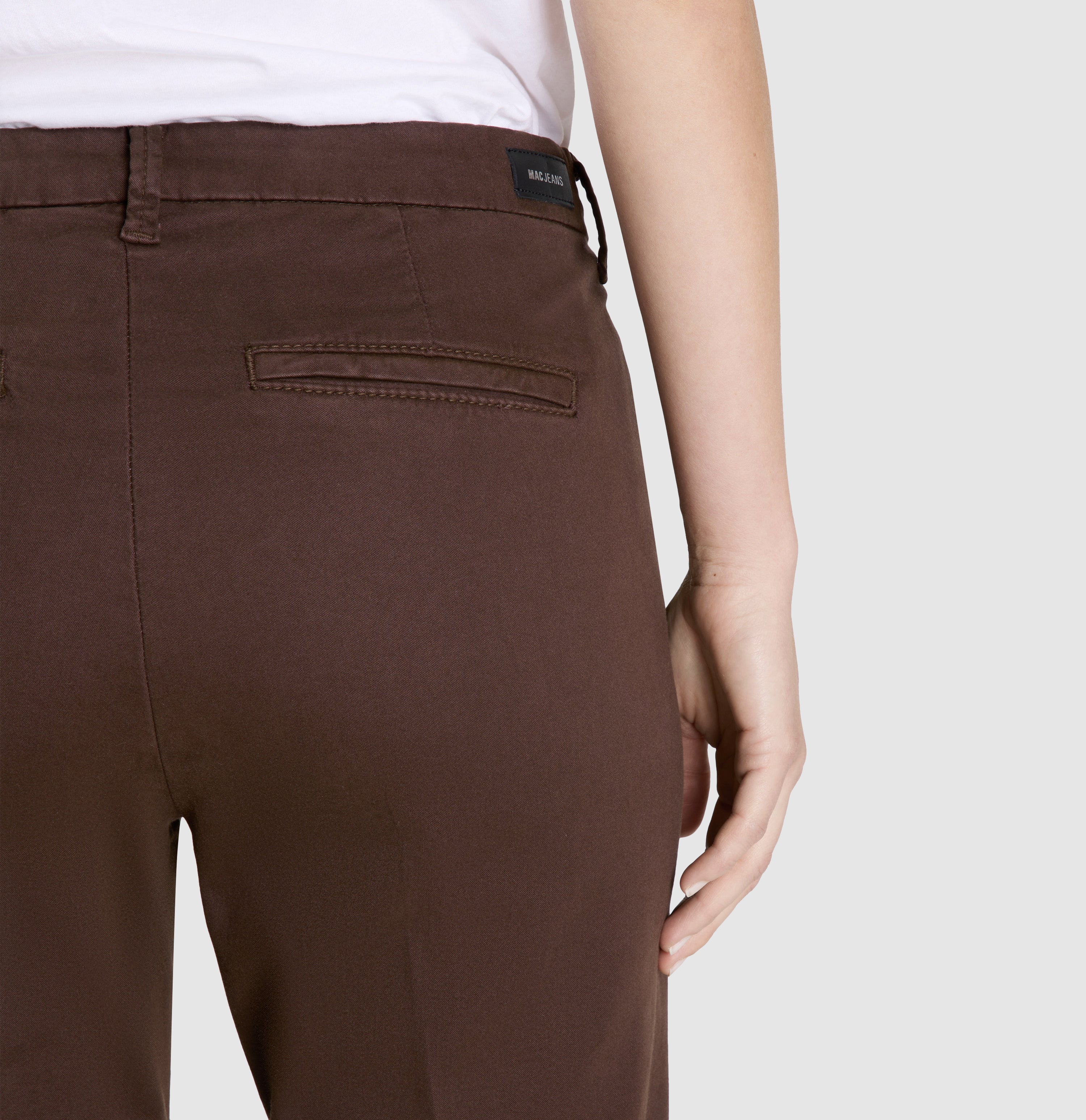Chino in a soft cotton-modal-lyocell blend. | CHINO turn up | truffle brown PPT | Detailed view 2 of model
