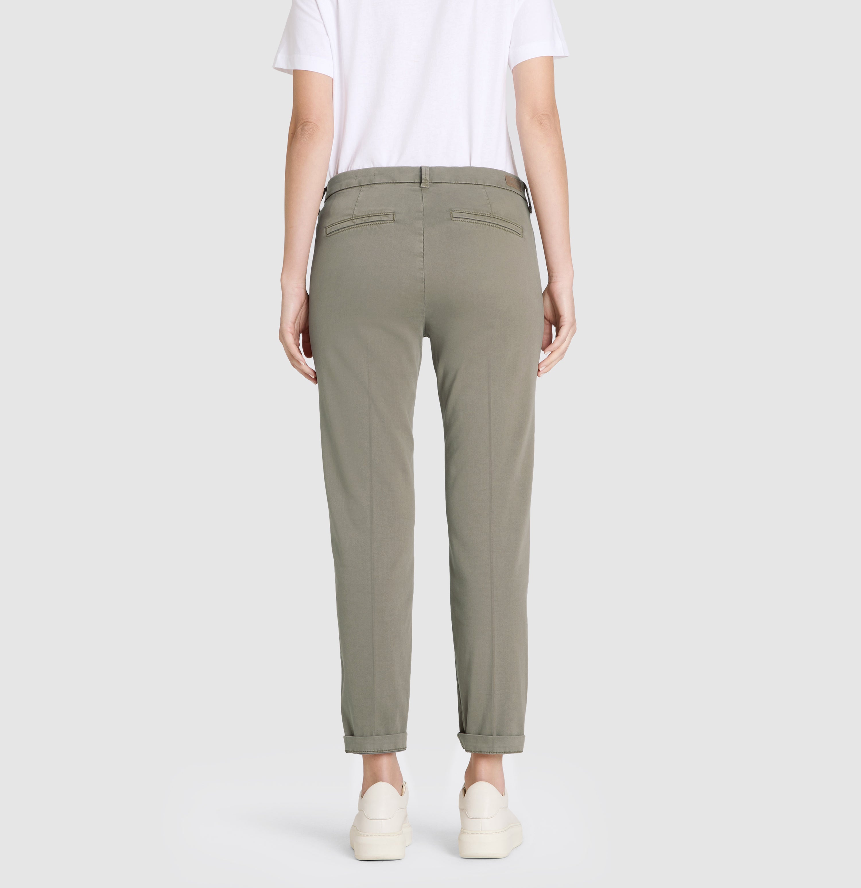 Chino in a soft cotton-modal-lyocell blend. | S-NAME | S-FBBZ | Back view of model