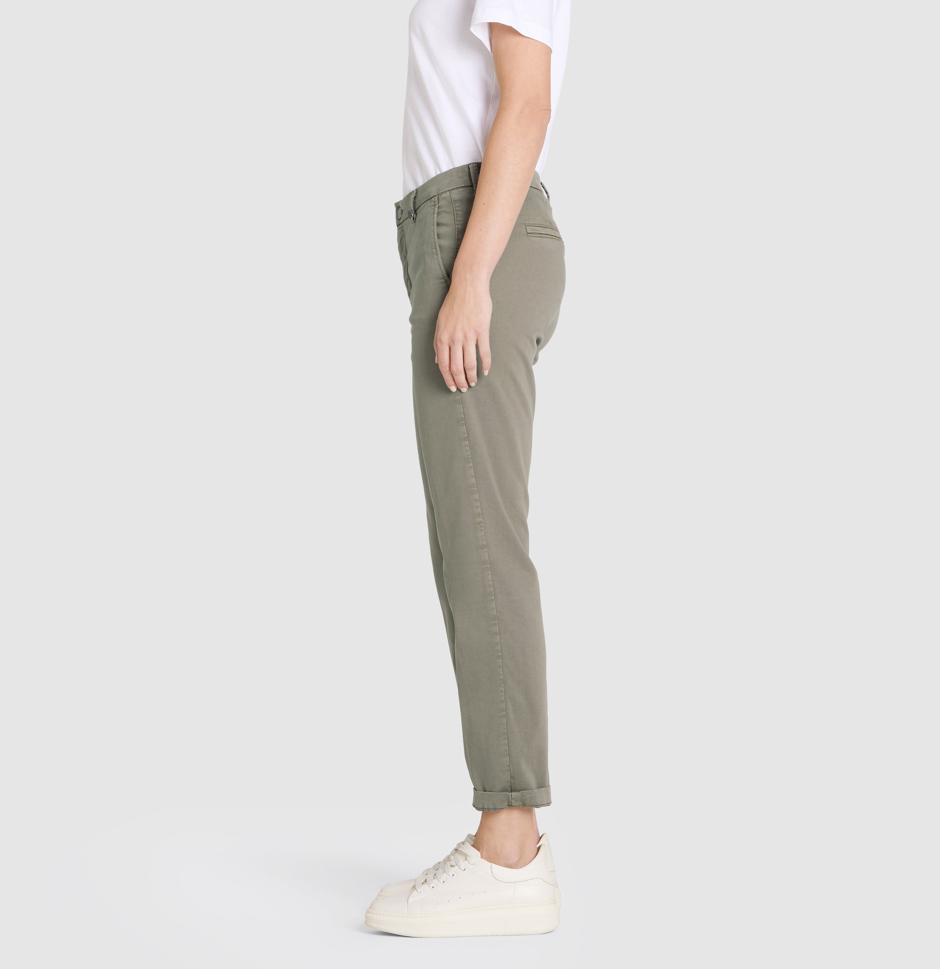 Chino in a soft cotton-modal-lyocell blend. | CHINO turn up | mud green PPT | Side view of model