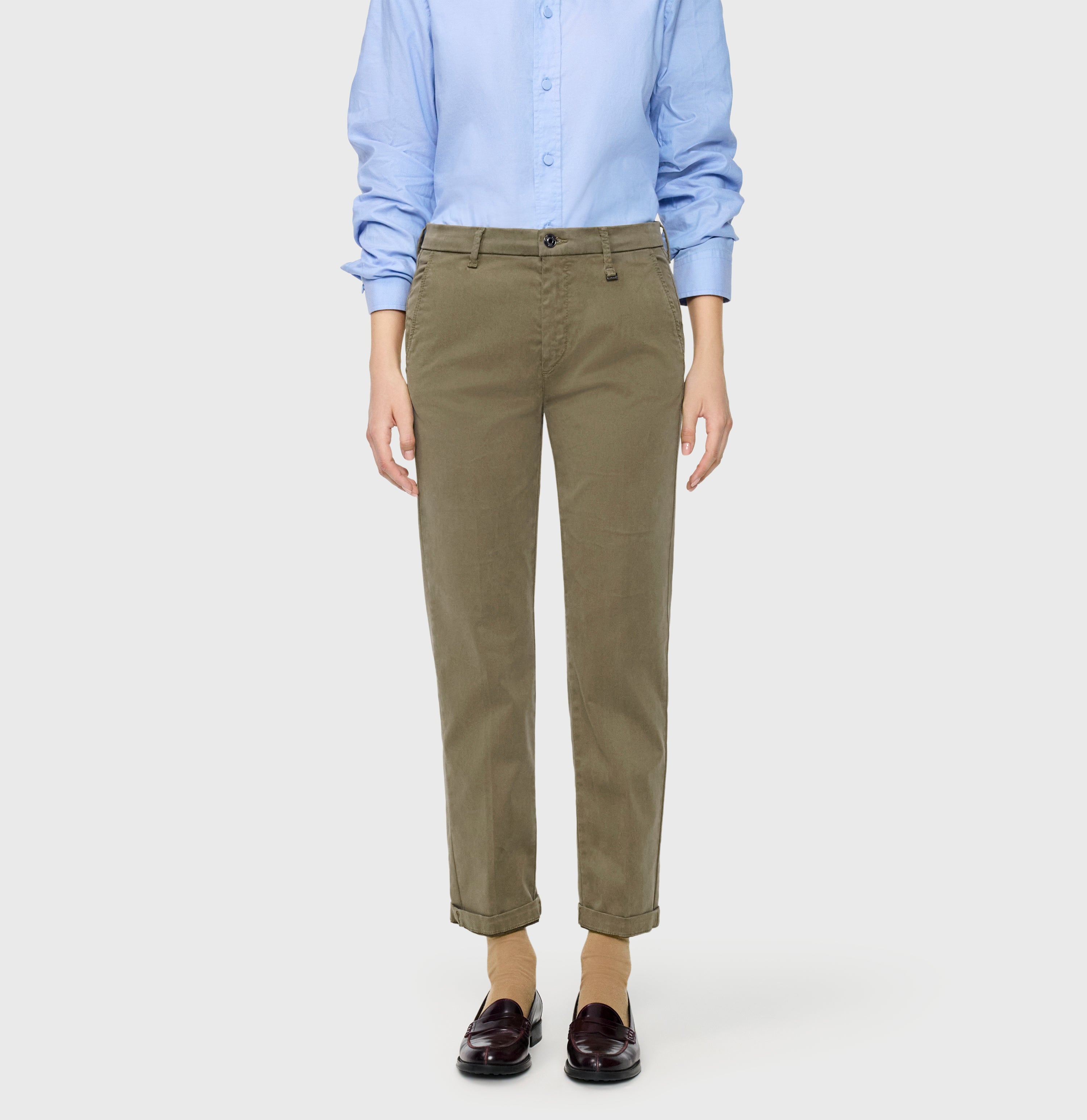 Slim trousers in a cotton-modal-lyocell blend. | CHINO turn up | light khaki PPT | Front view of model