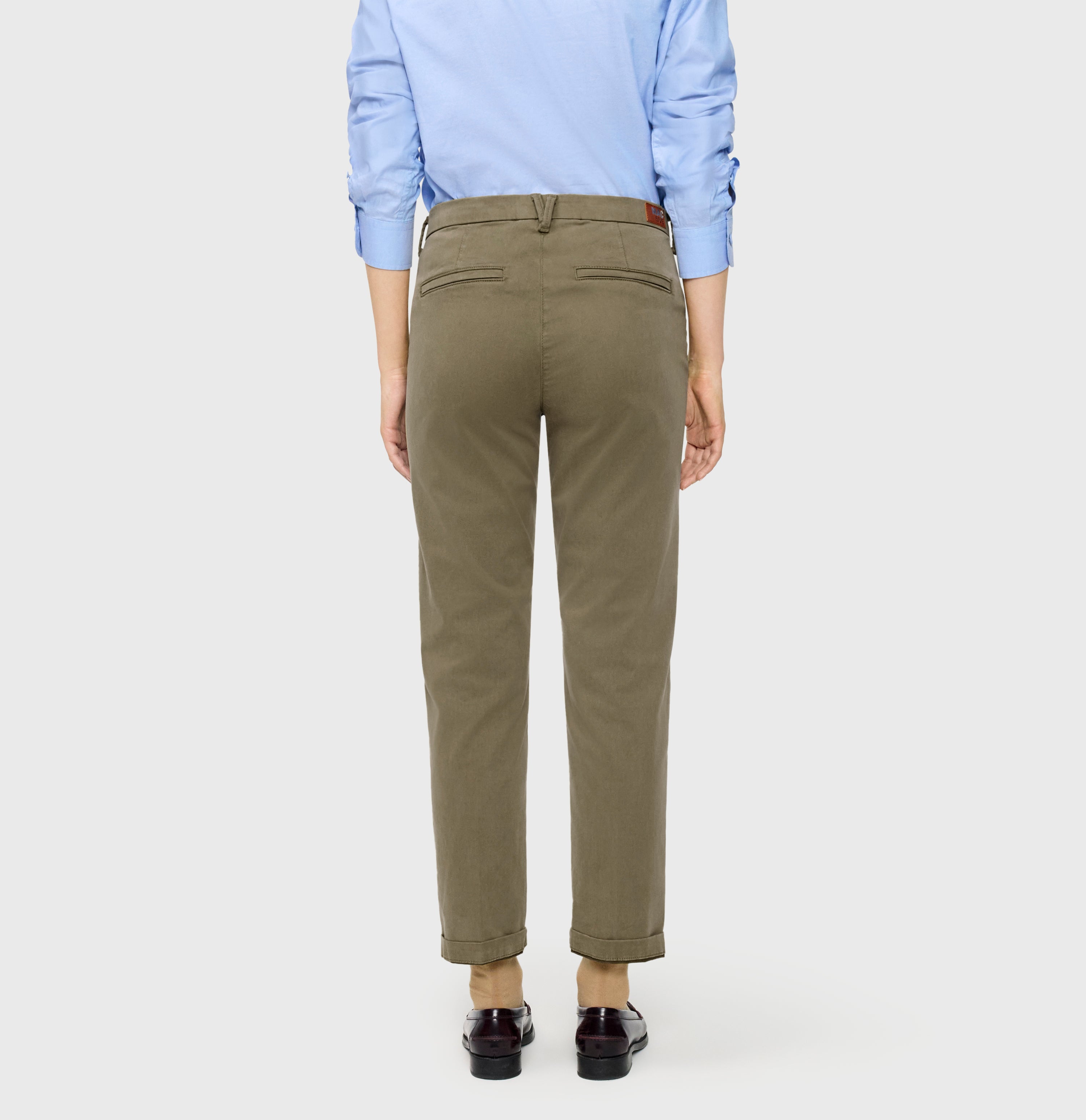 Slim trousers in a cotton-modal-lyocell blend. | CHINO turn up | light khaki PPT | Back view of model