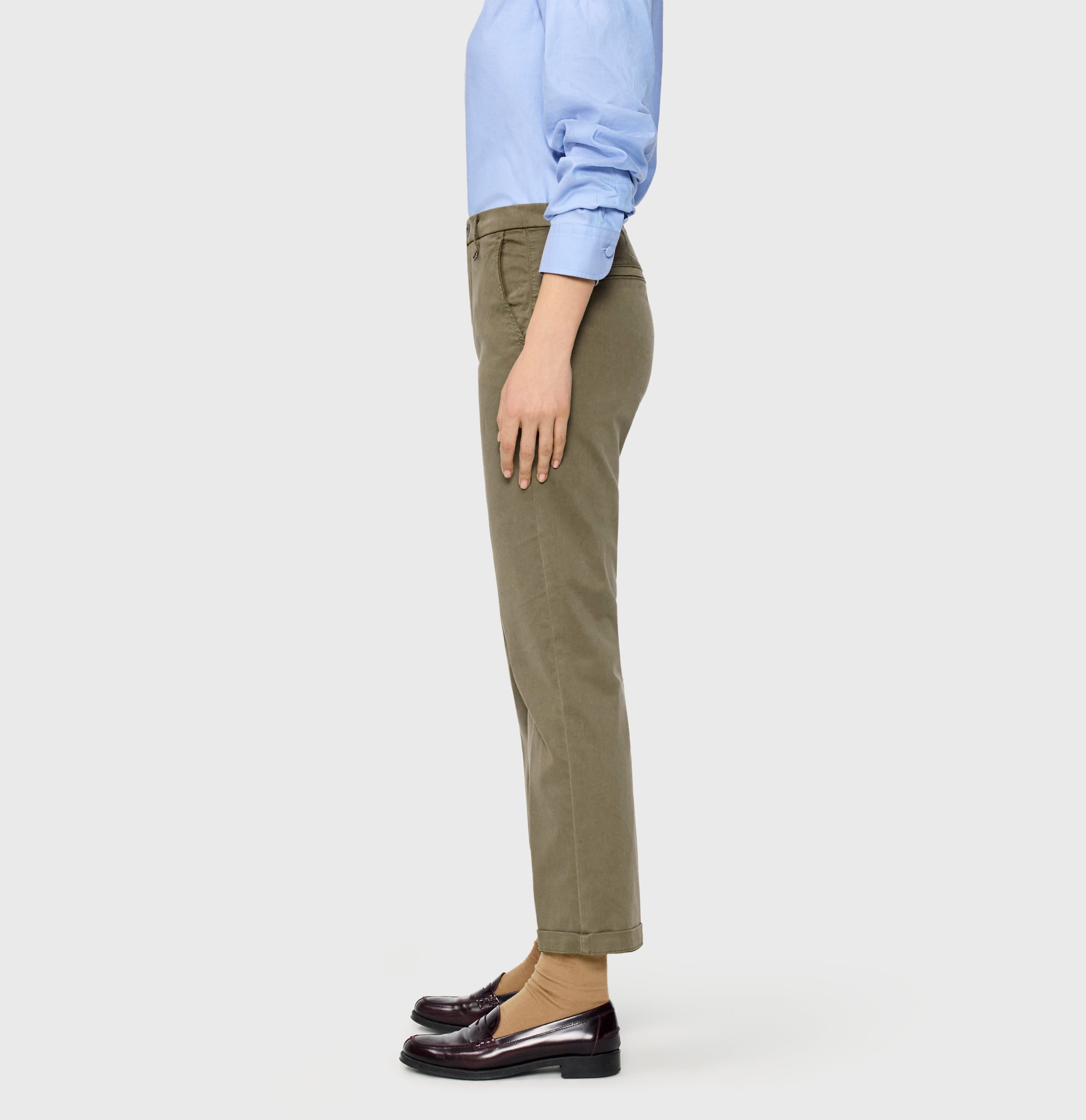 Slim trousers in a cotton-modal-lyocell blend. | CHINO turn up | light khaki PPT | Side view of model
