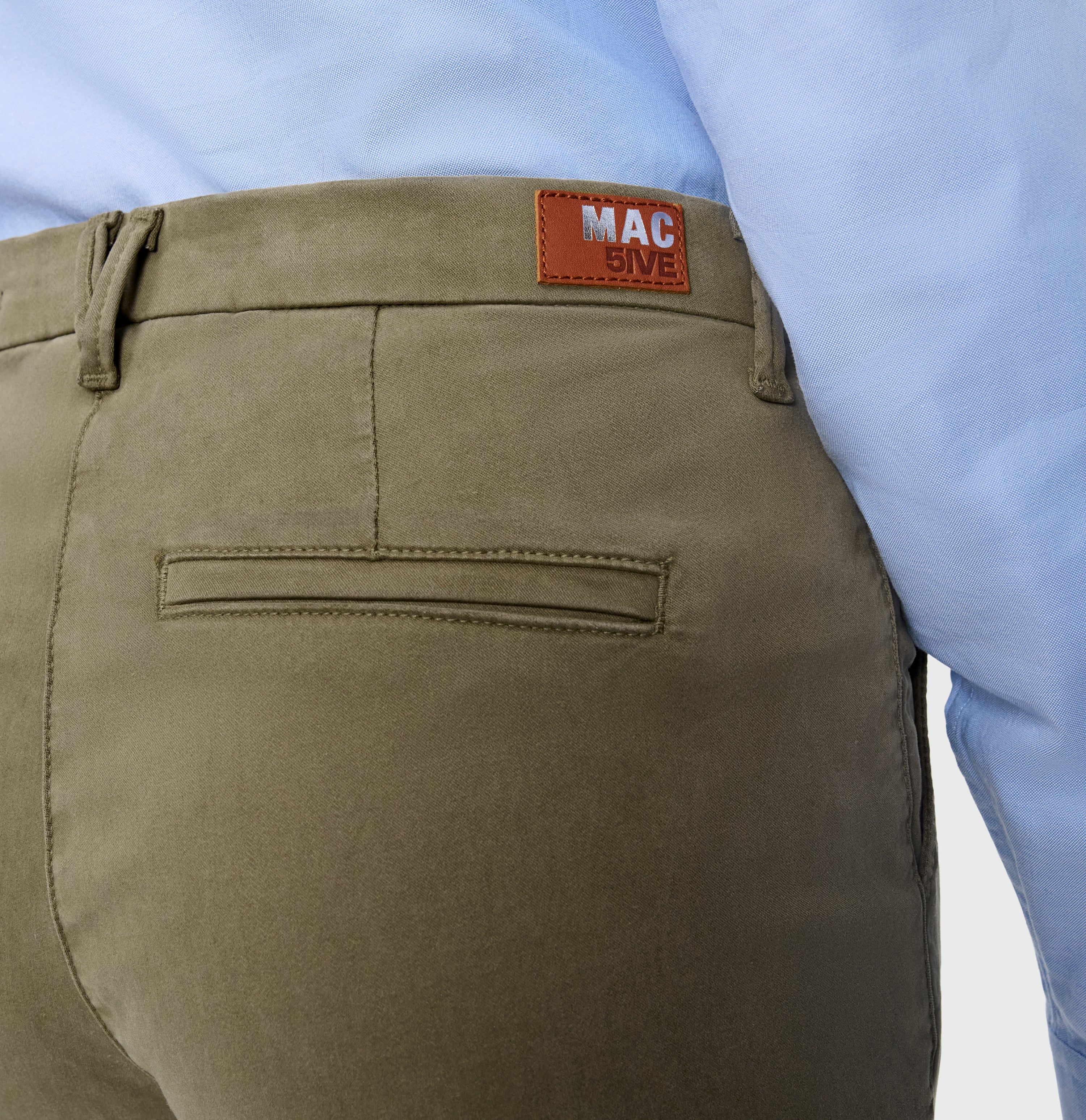 Slim trousers in a cotton-modal-lyocell blend. | CHINO turn up | light khaki PPT | Detailed view 2 of model