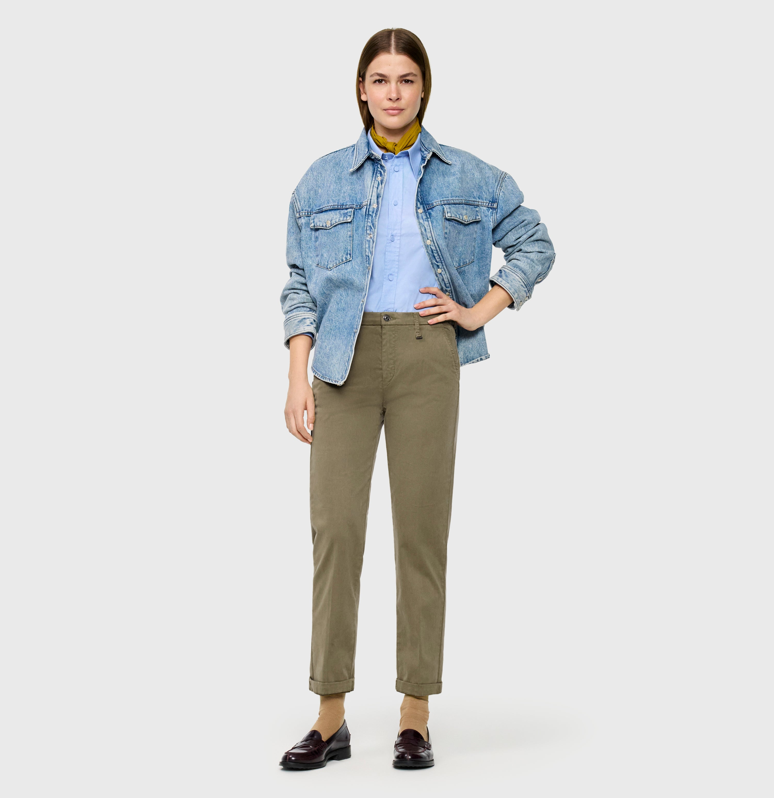 Slim trousers in a cotton-modal-lyocell blend. | CHINO turn up | light khaki PPT | Full-body of model