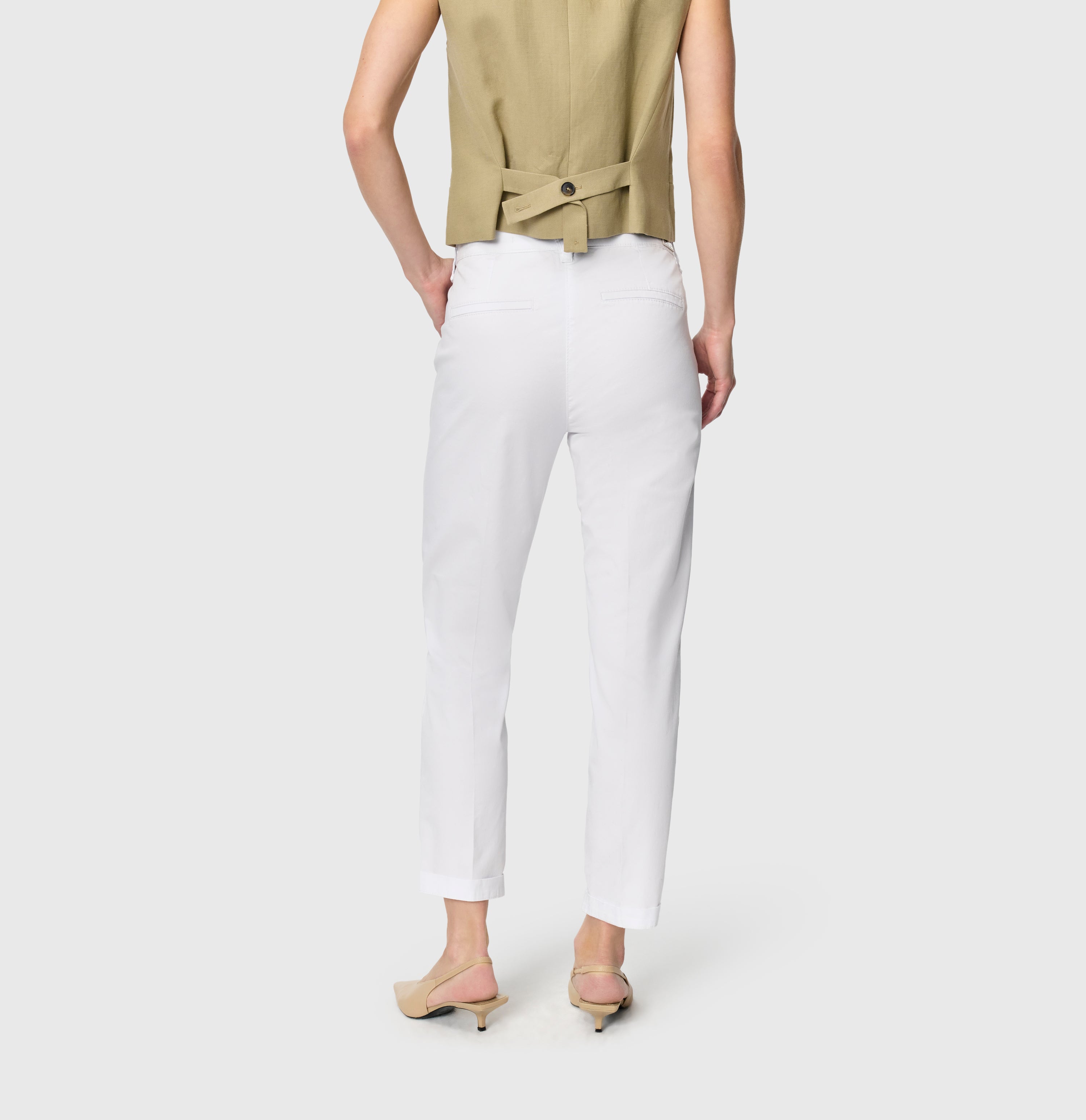 Turned-up chino with creases. | CHINO turn up | white | Back view of model