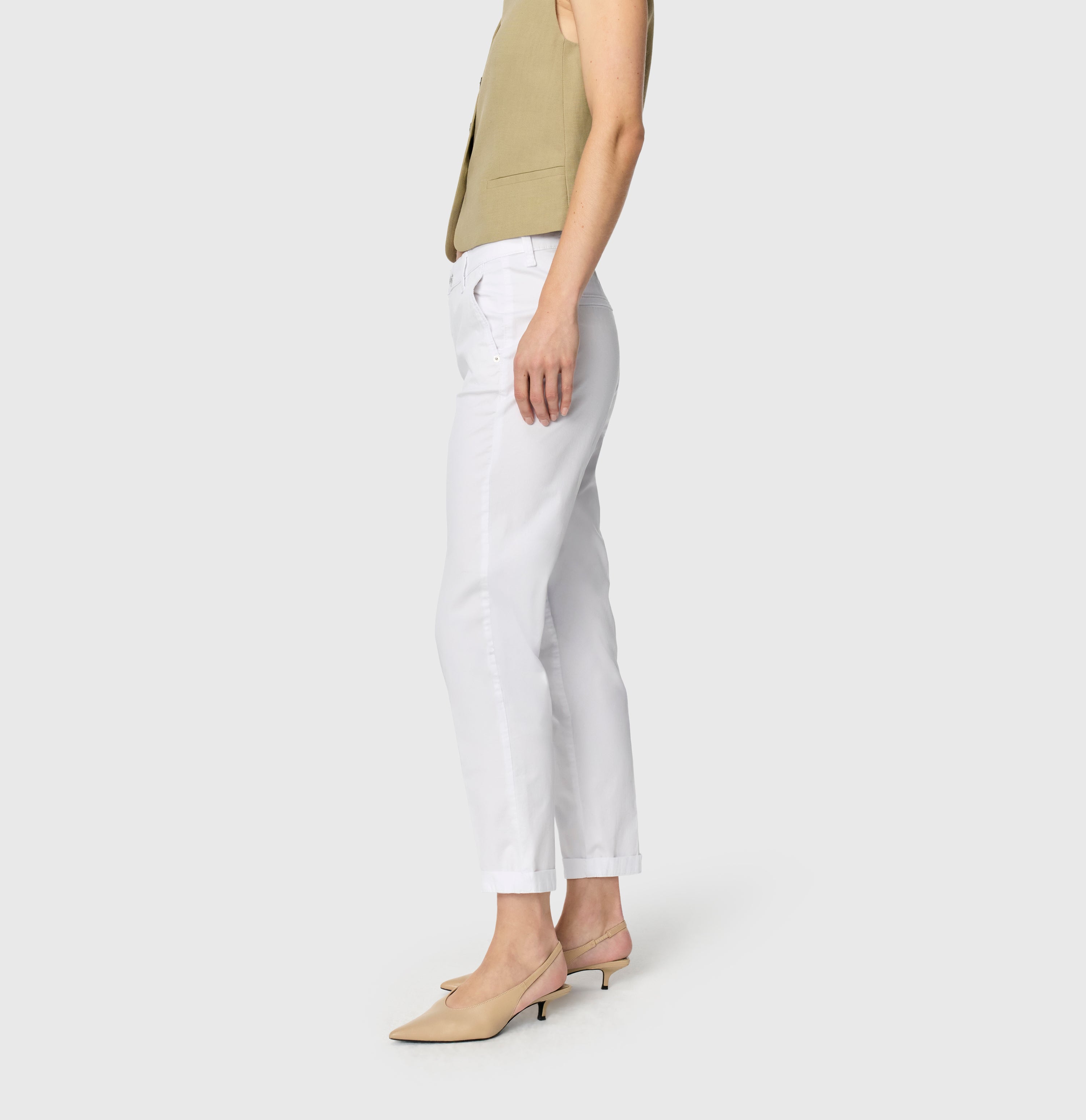 Turned-up chino with creases. | CHINO turn up | white | Side view of model