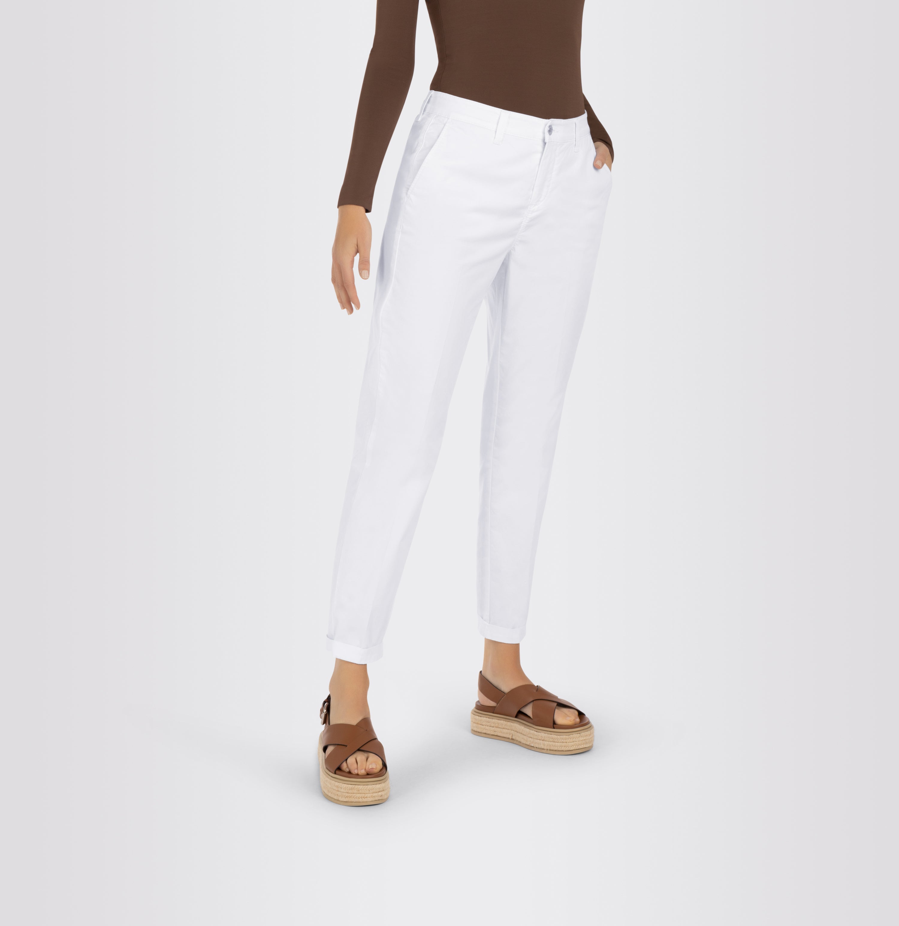 Turned-up chino with creases. | S-NAME | S-FBBZ | Detailed view 2 of model