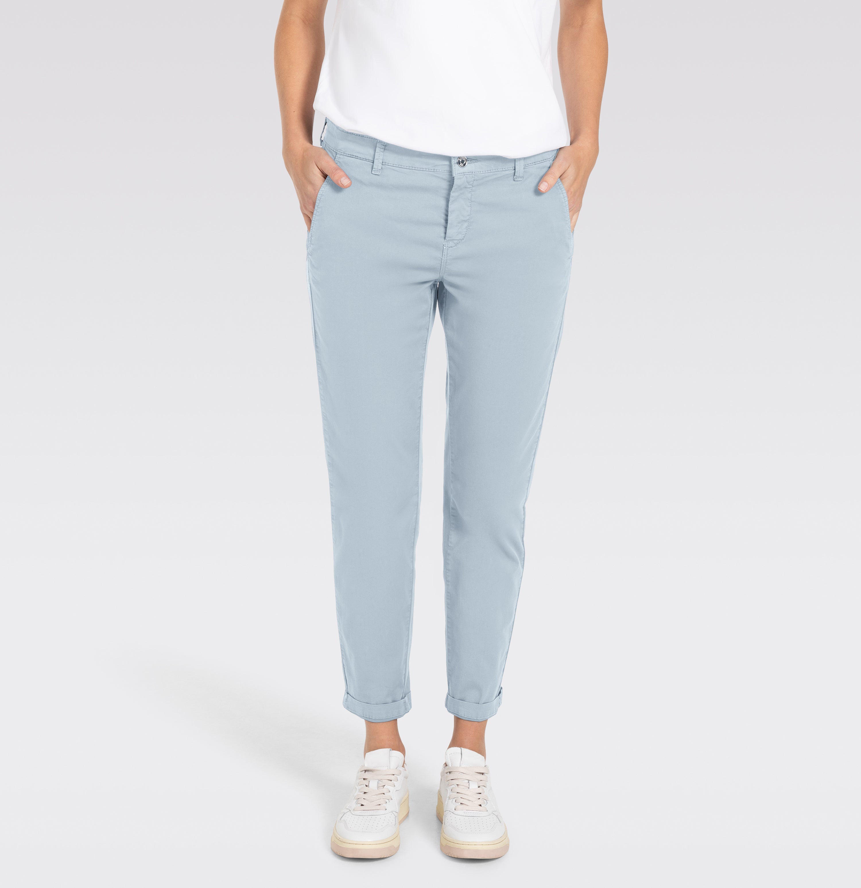 Turned-up chino with creases. | CHINO turn up | ice blue PPT | Front view of model