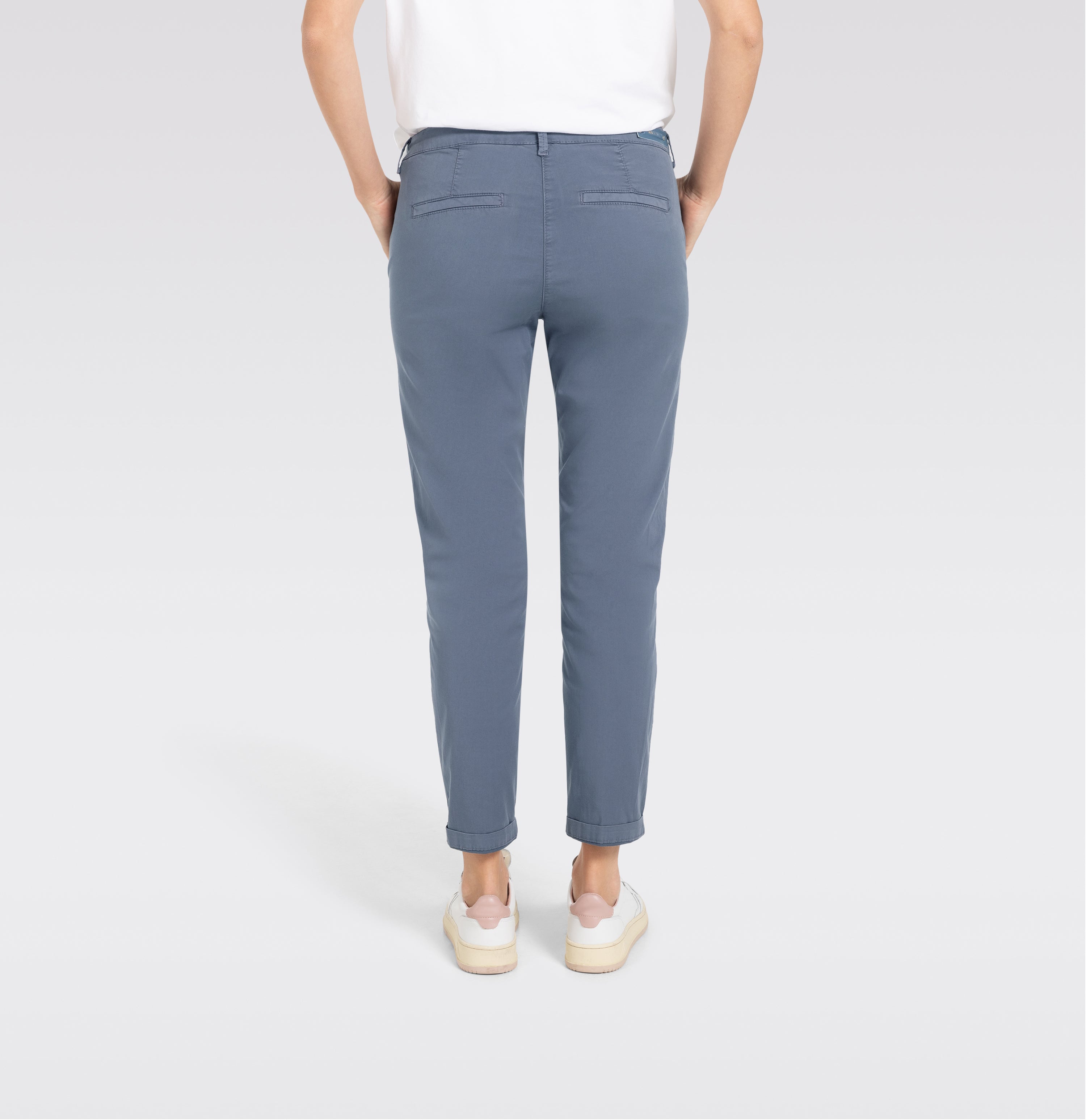 Turned-up chino with creases. | CHINO turn up | grisaille PPT | Back view of model