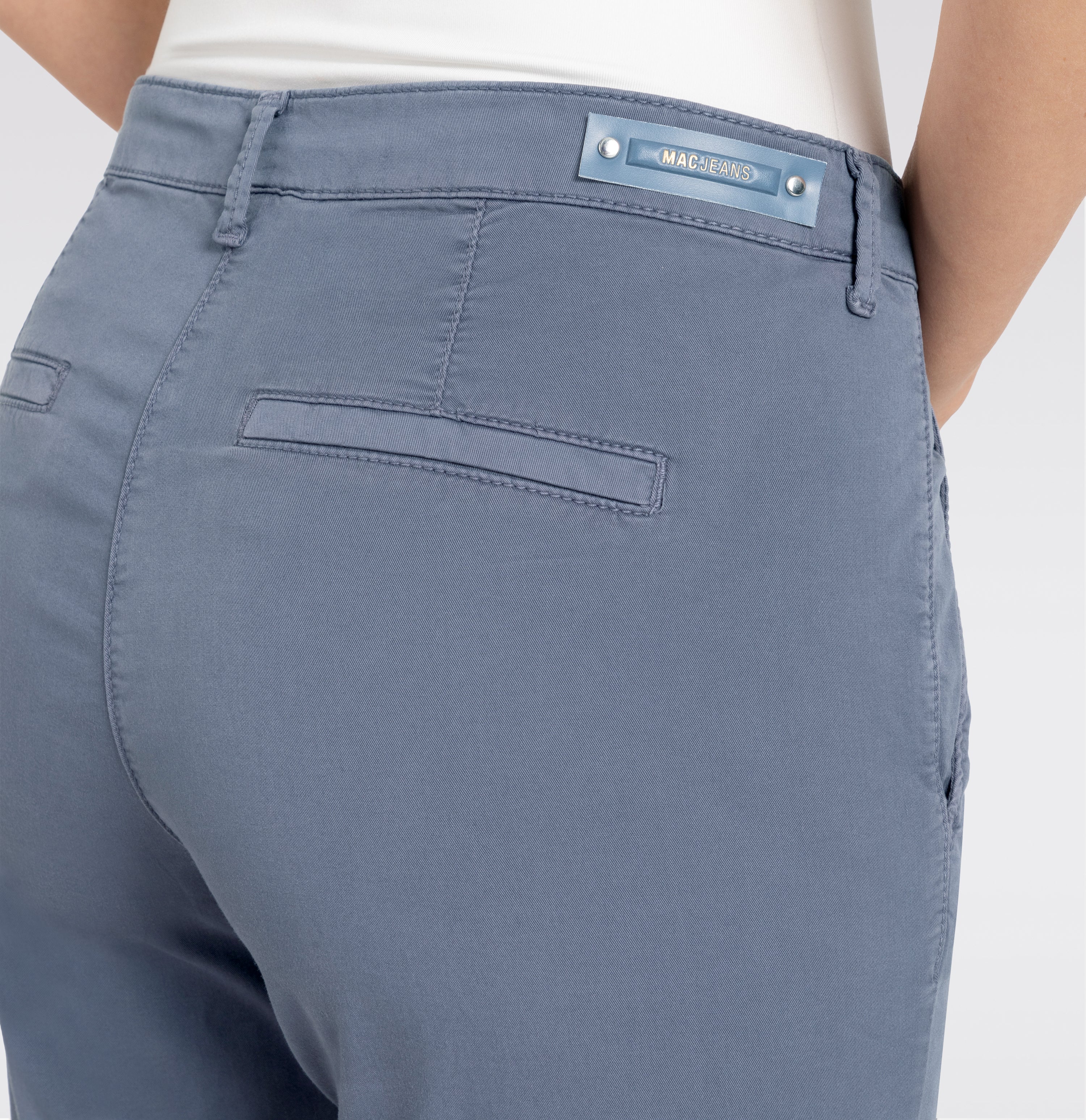 Turned-up chino with creases. | CHINO turn up | grisaille PPT | Side view of model