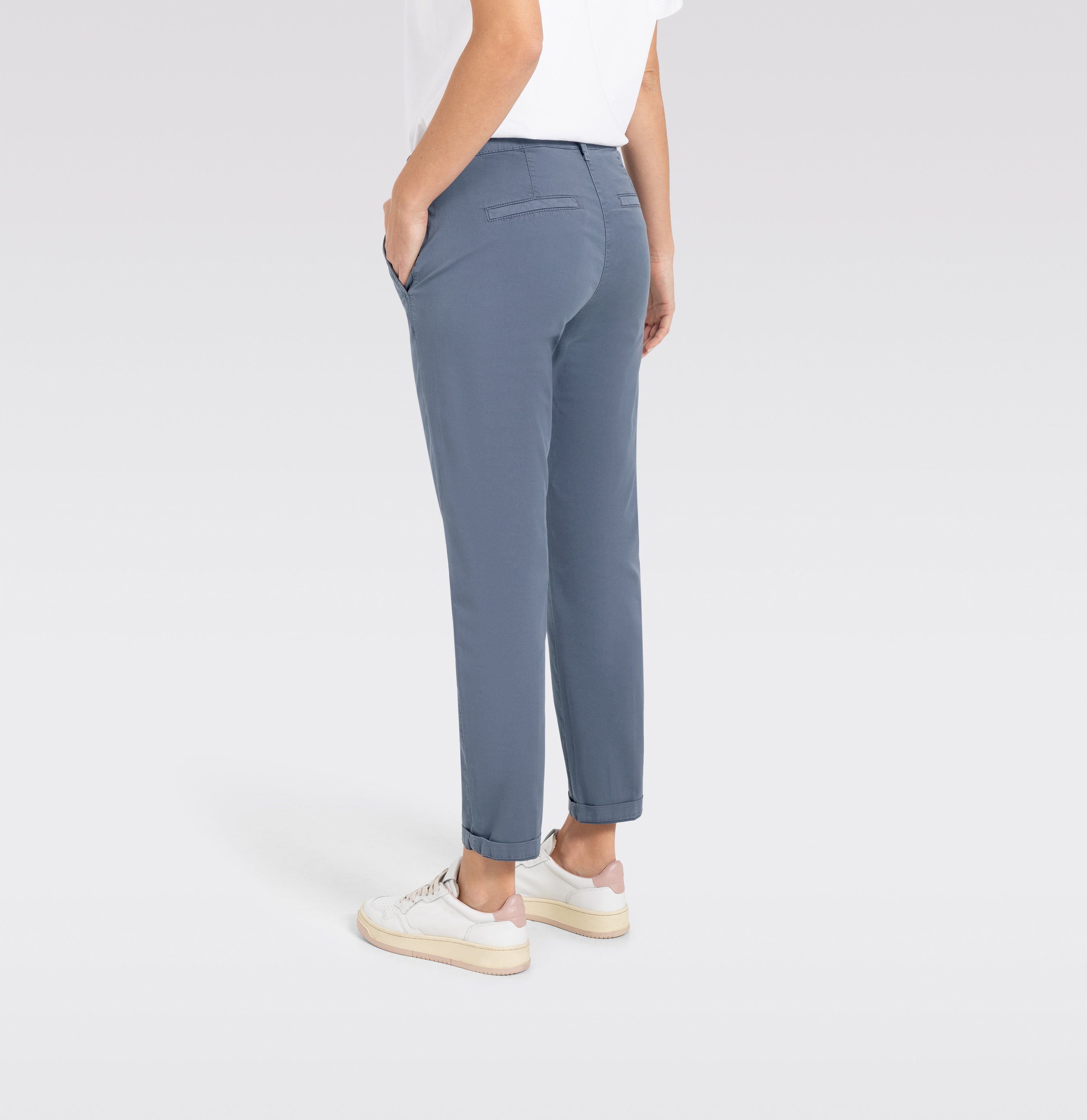 Turned-up chino with creases. | CHINO turn up | grisaille PPT | Detailed view 2 of model