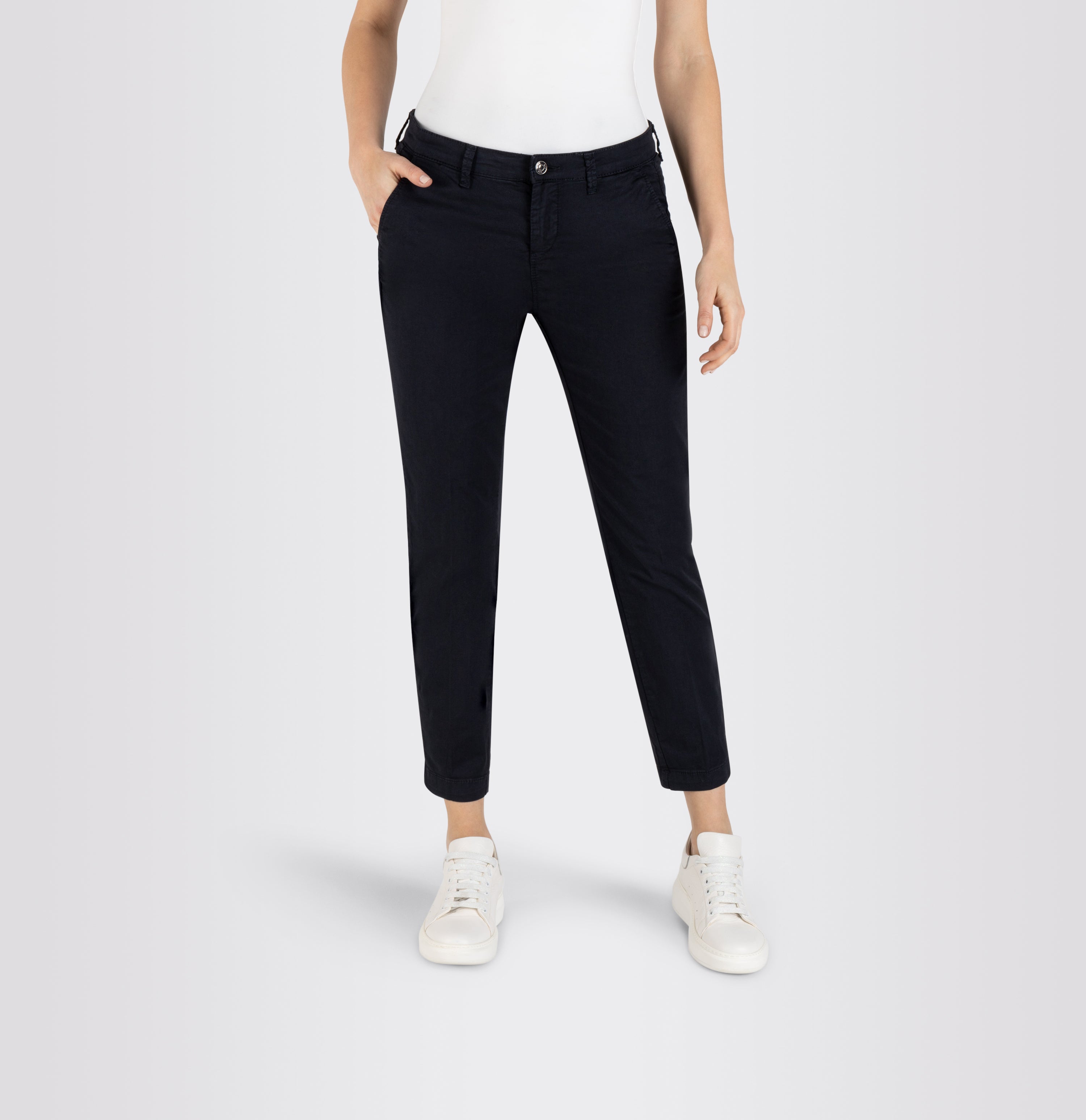 Turned-up chino with creases. | S-NAME | S-FBBZ | Front view of model