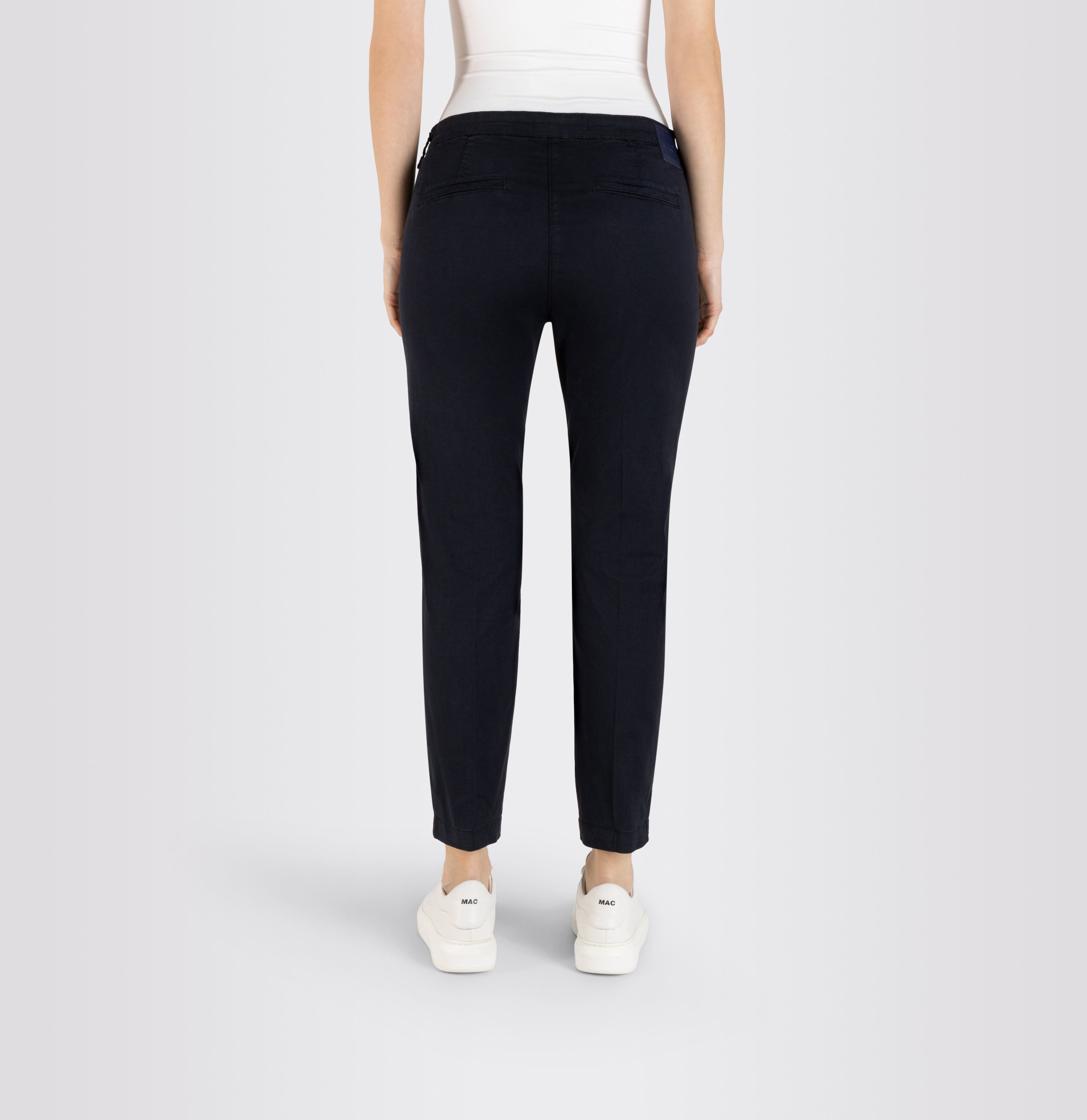 Turned-up chino with creases. | CHINO turn up | dark blue PPT | Back view of model