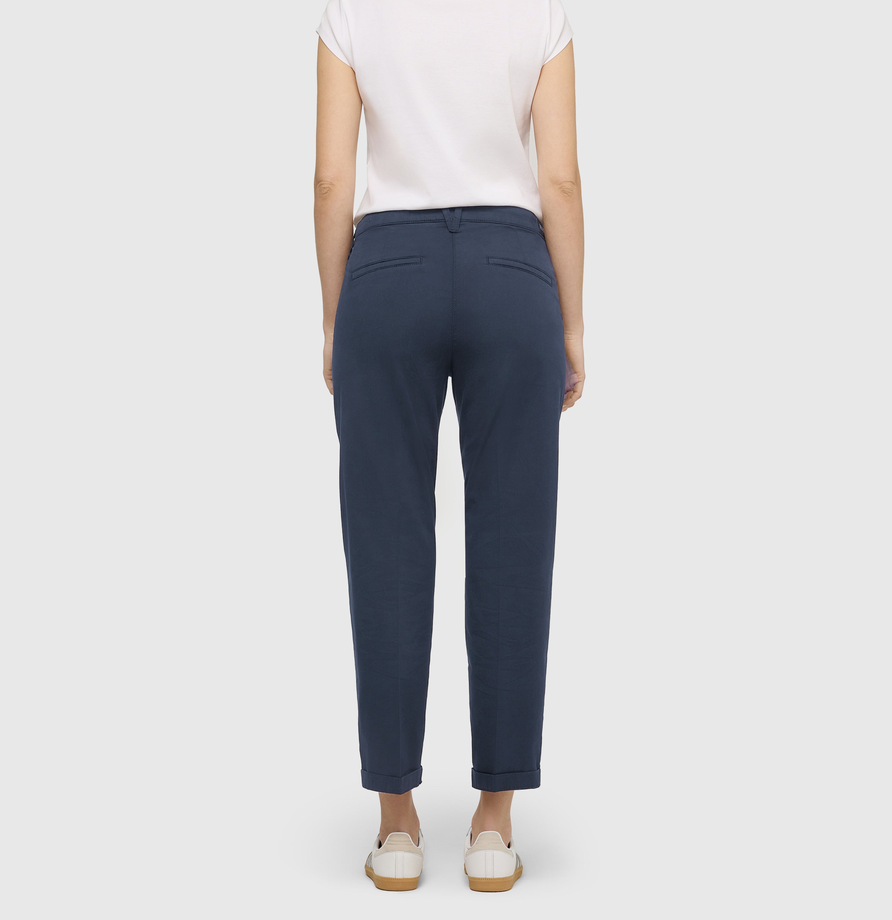 Turned-up chino with creases. | CHINO turn up | dark blue PPT | Back view of model