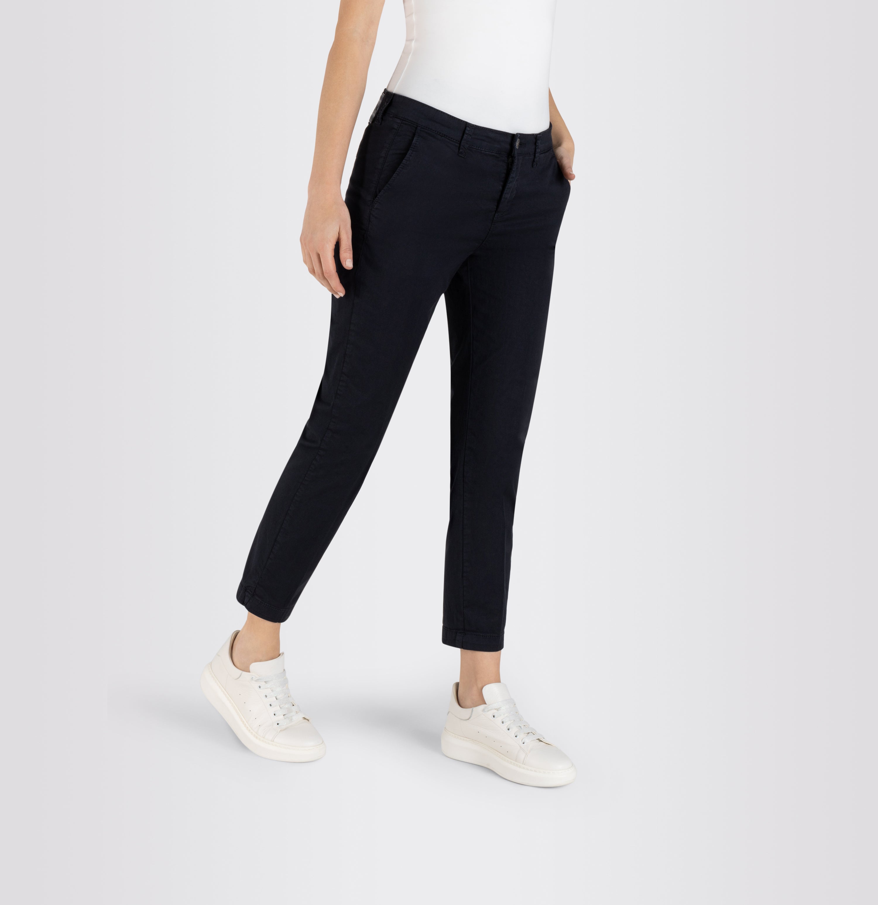 Turned-up chino with creases. | CHINO turn up | dark blue PPT | Detailed view 2 of model