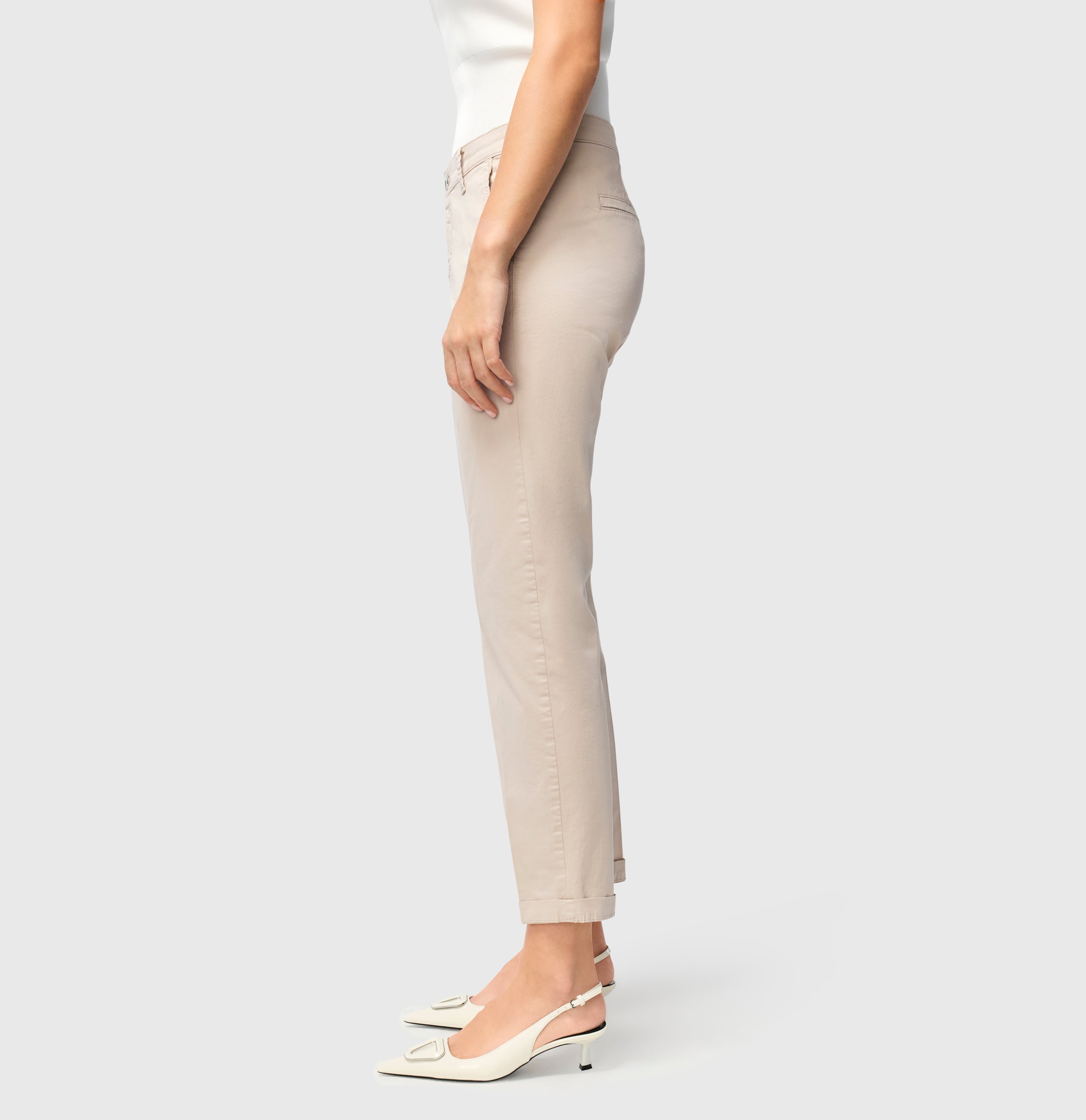 Turned-up chino with creases. | CHINO turn up | ivory PPT | Detailed view 2 of model