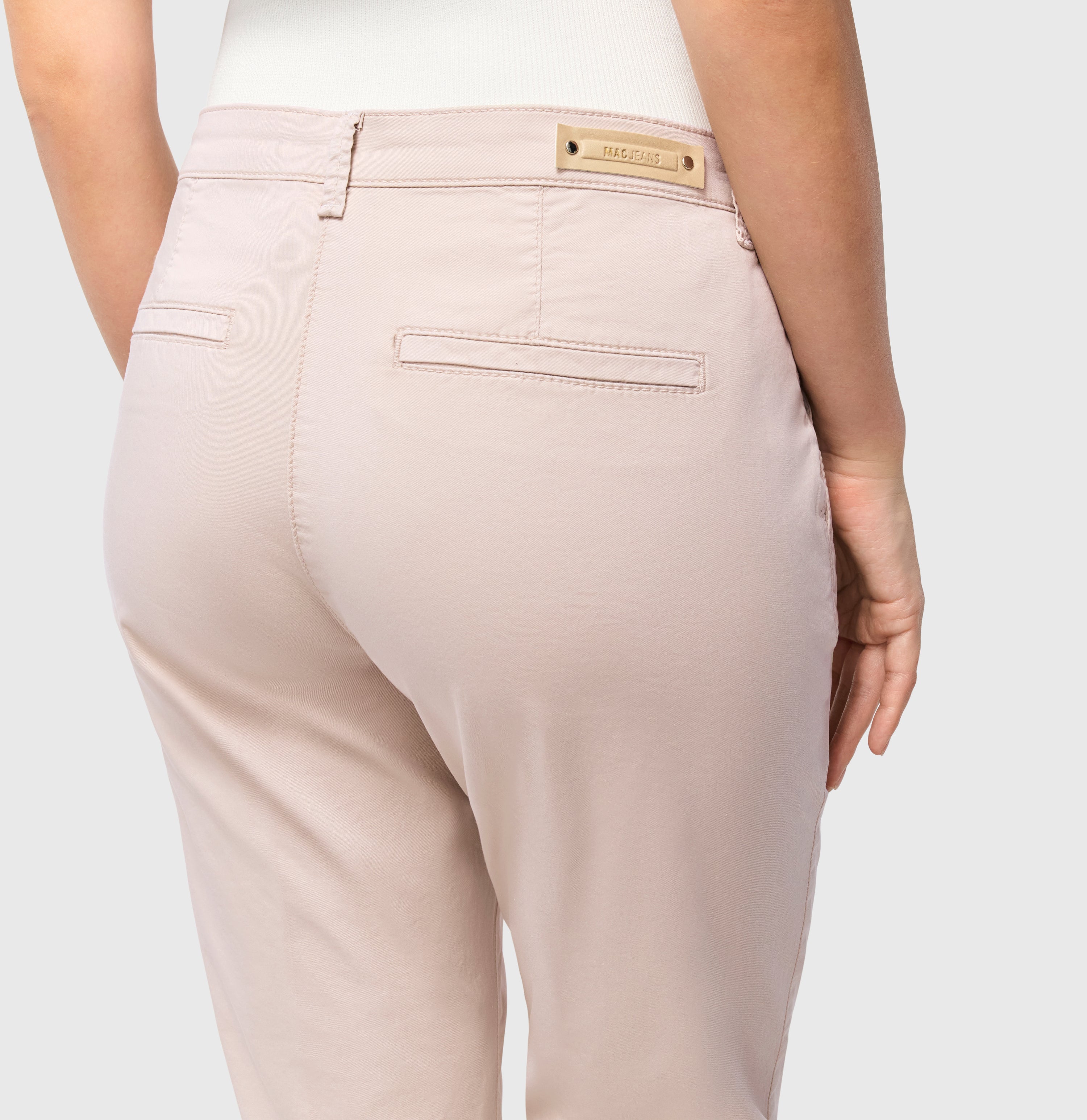 Turned-up chino with creases. | CHINO turn up | ivory PPT | Detailed view 3 of model