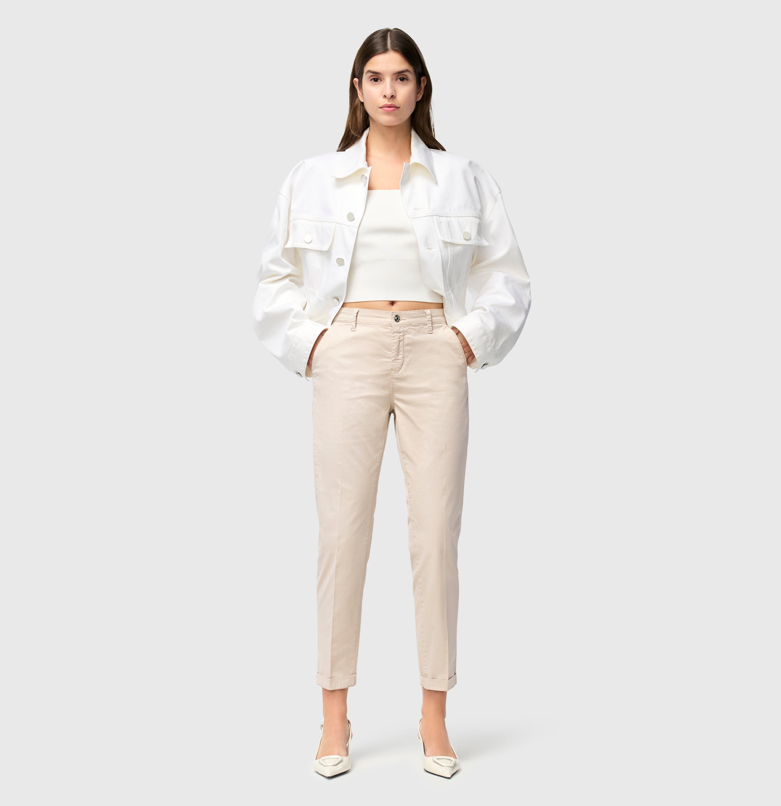 Turned-up chino with creases. | CHINO turn up | ivory PPT | Full-body of model