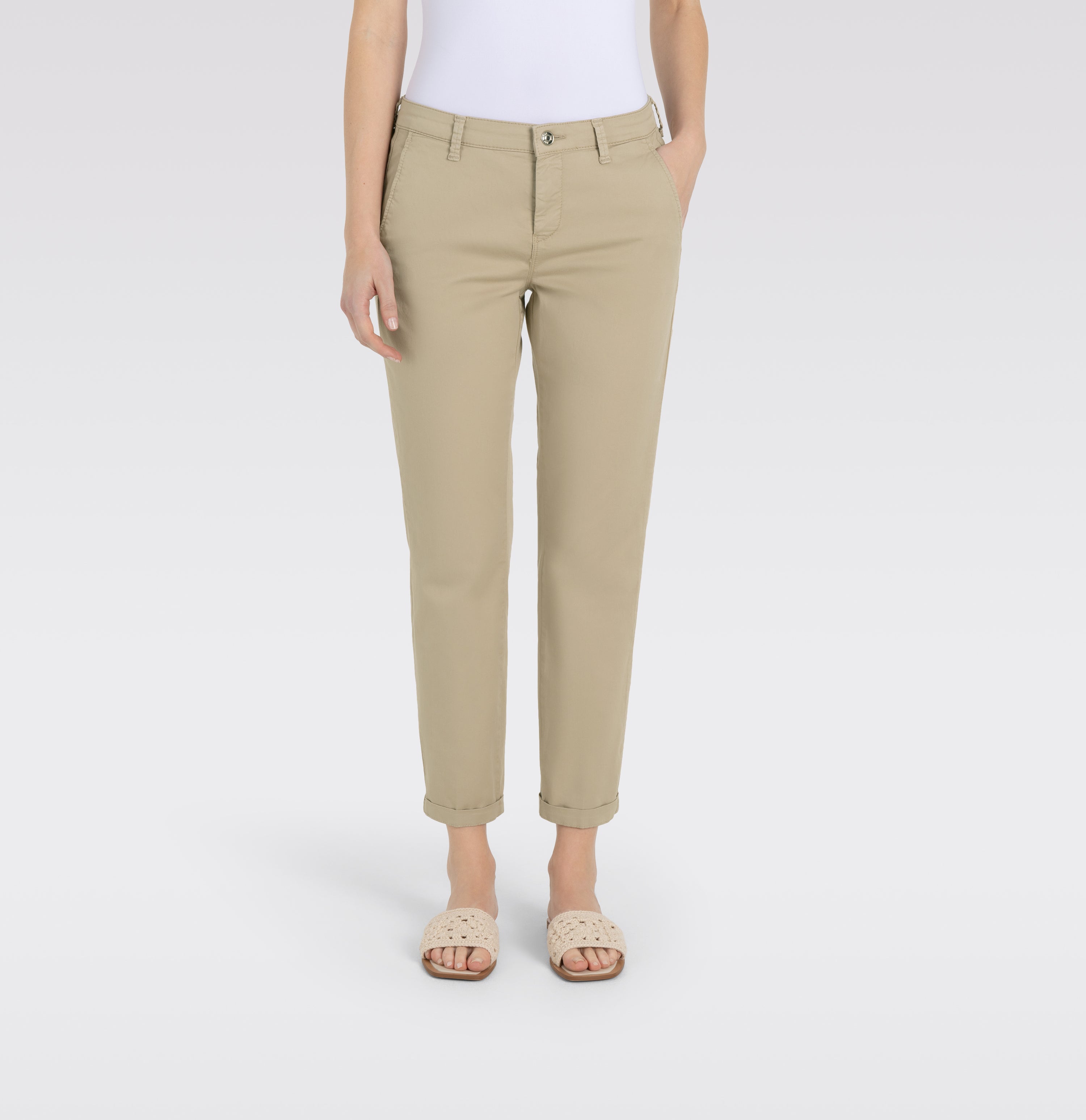 Turned-up chino with creases. | CHINO turn up | golden terra PPT | Front view of model