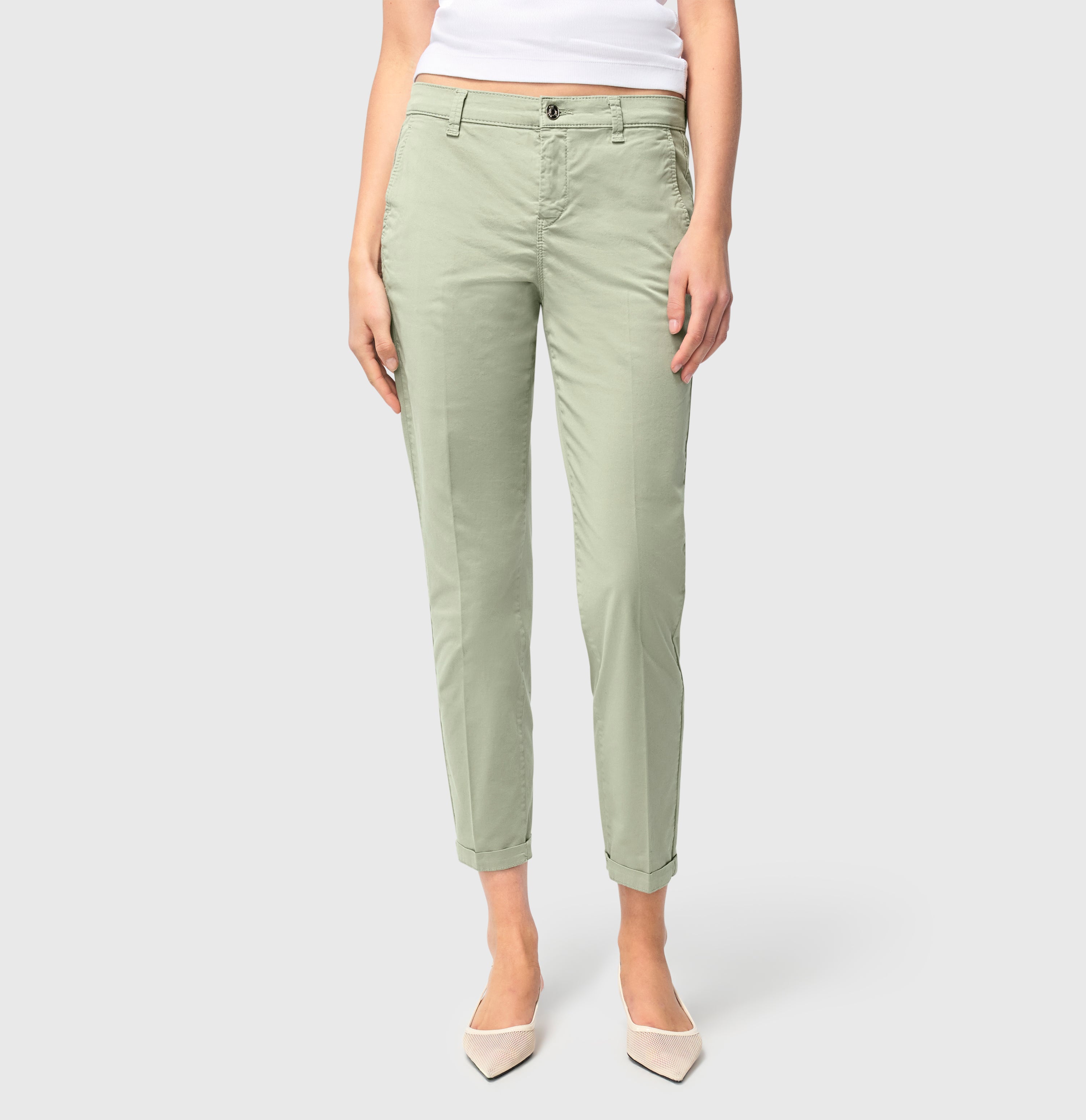 Turned-up chino with creases. | S-NAME | S-FBBZ | Side view of model