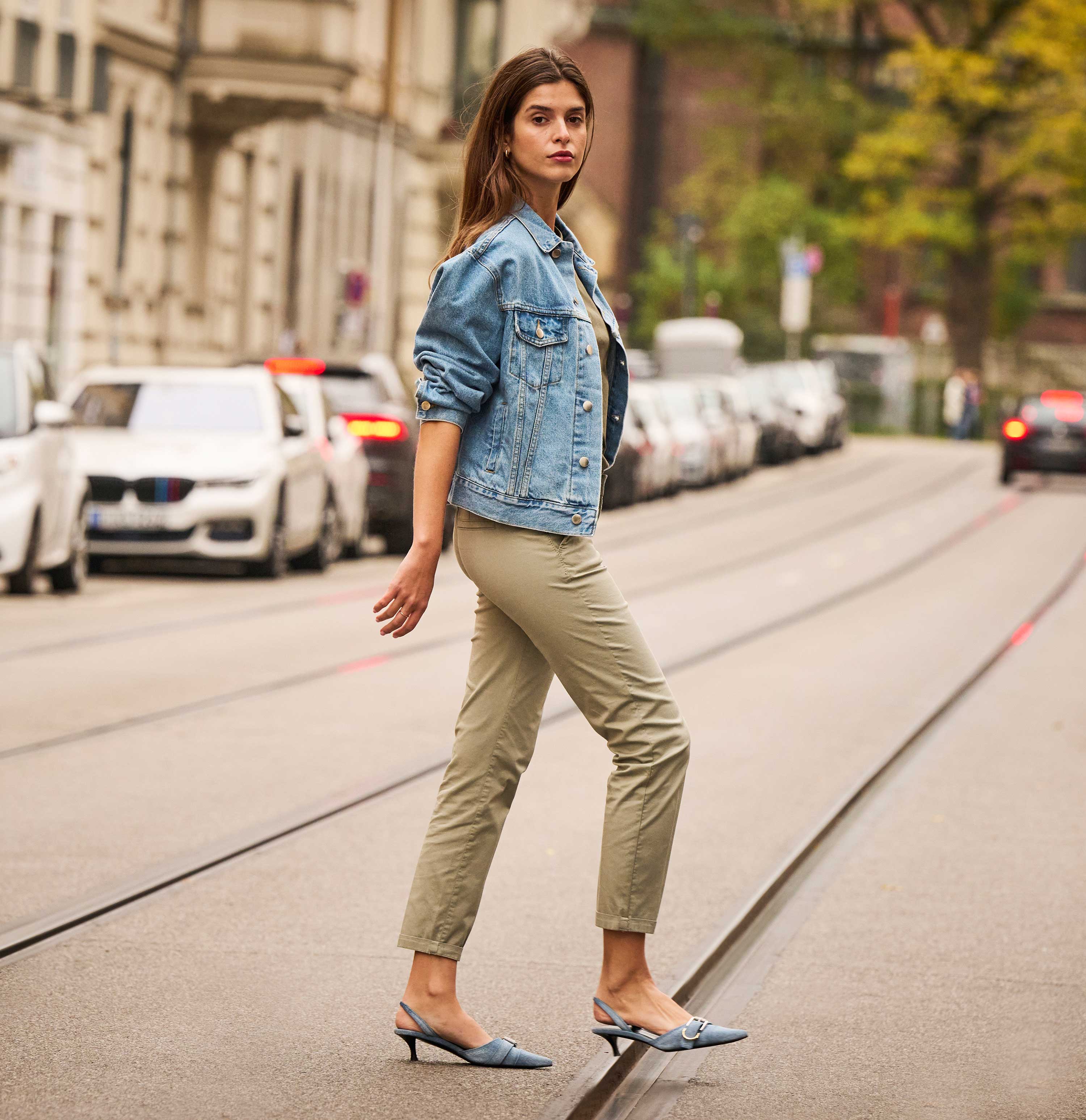 Turned-up chino with creases. | CHINO turn up | dried rosemary PPT | Campaign image 3