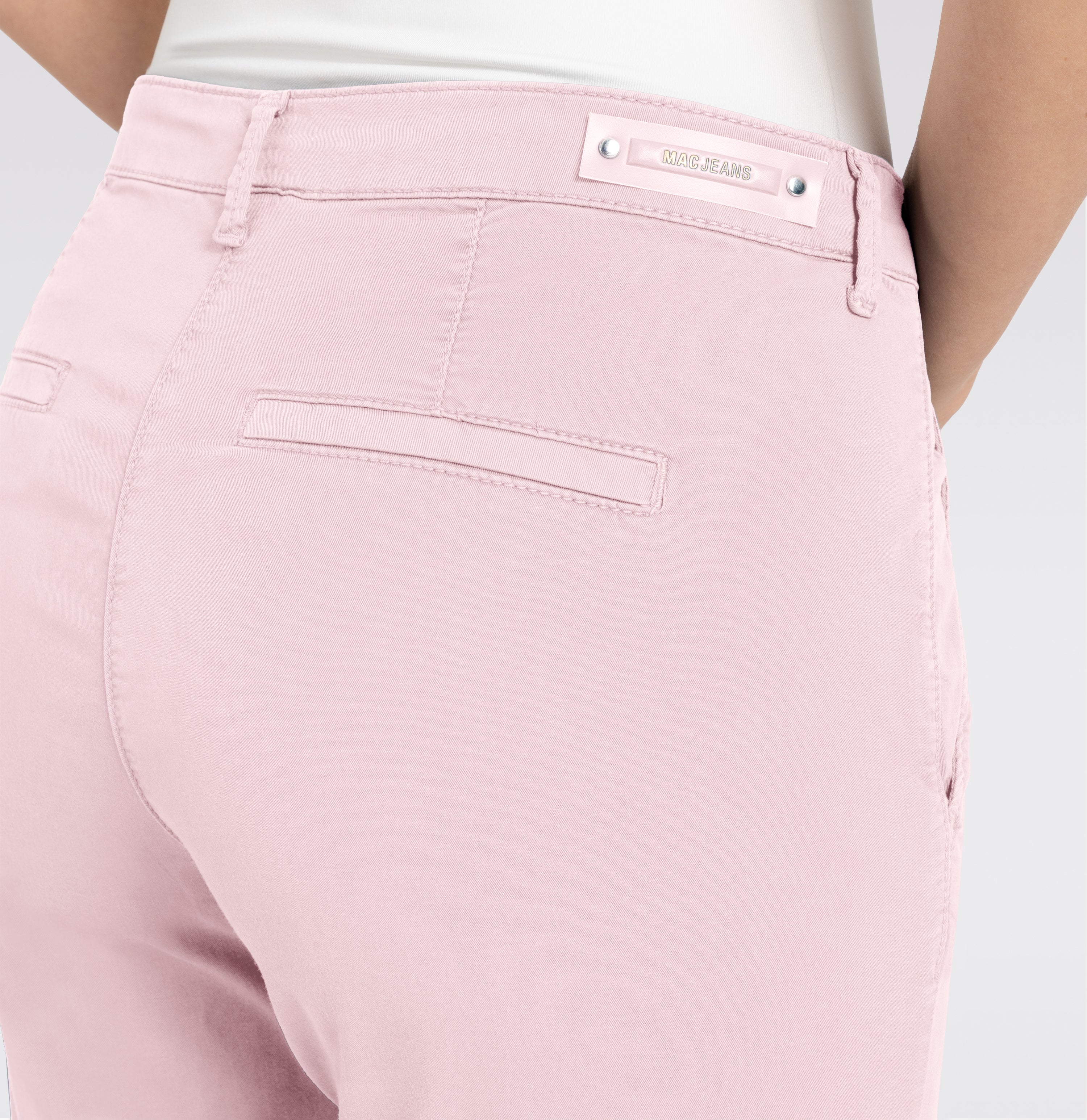 Turned-up chino with creases. | S-NAME | S-FBBZ | Side view of model