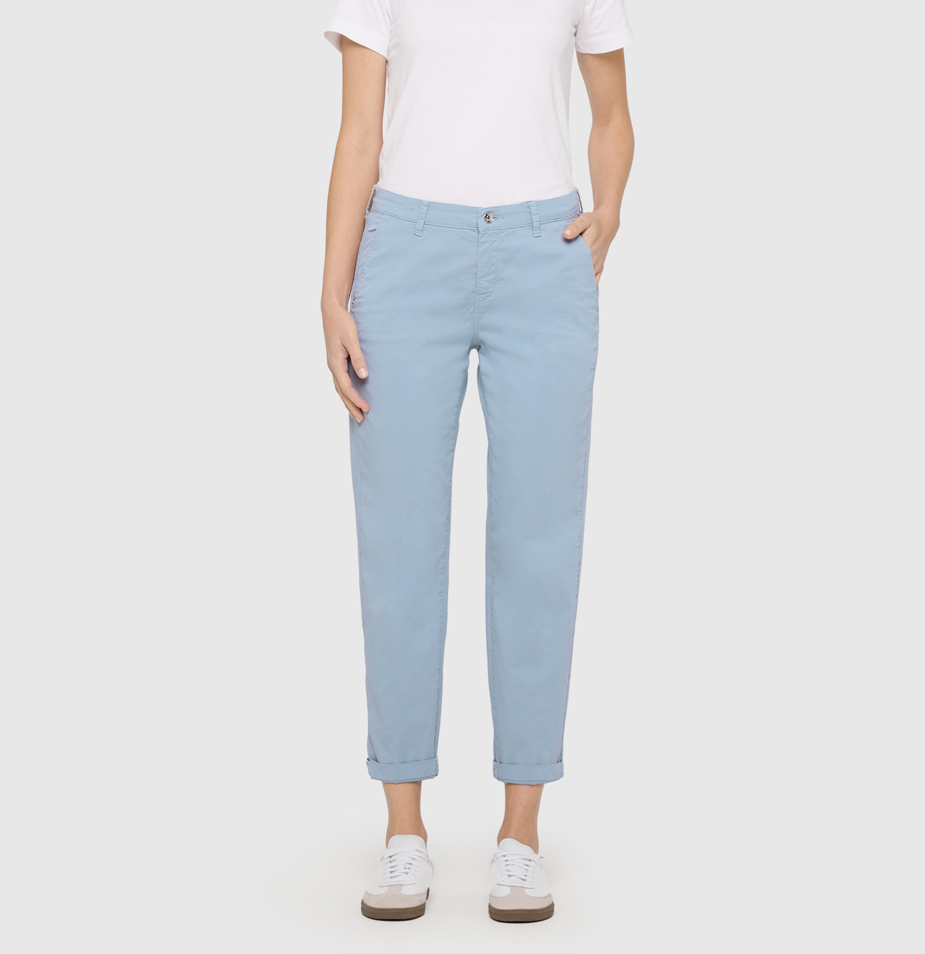 Turned-up chino with creases. | CHINO turn up | cashmere blue PPT | Front view of model