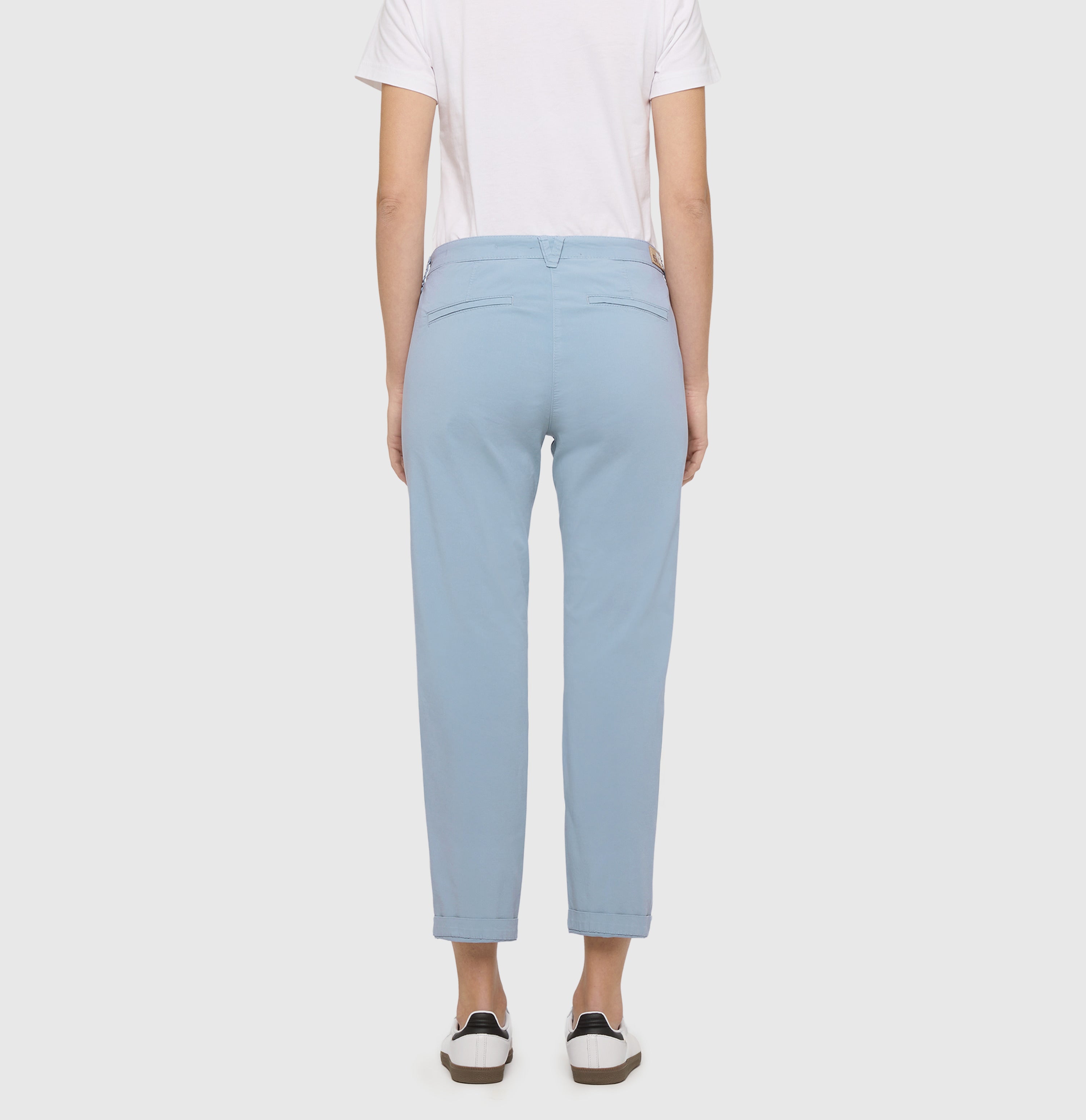 Turned-up chino with creases. | CHINO turn up | cashmere blue PPT | Back view of model