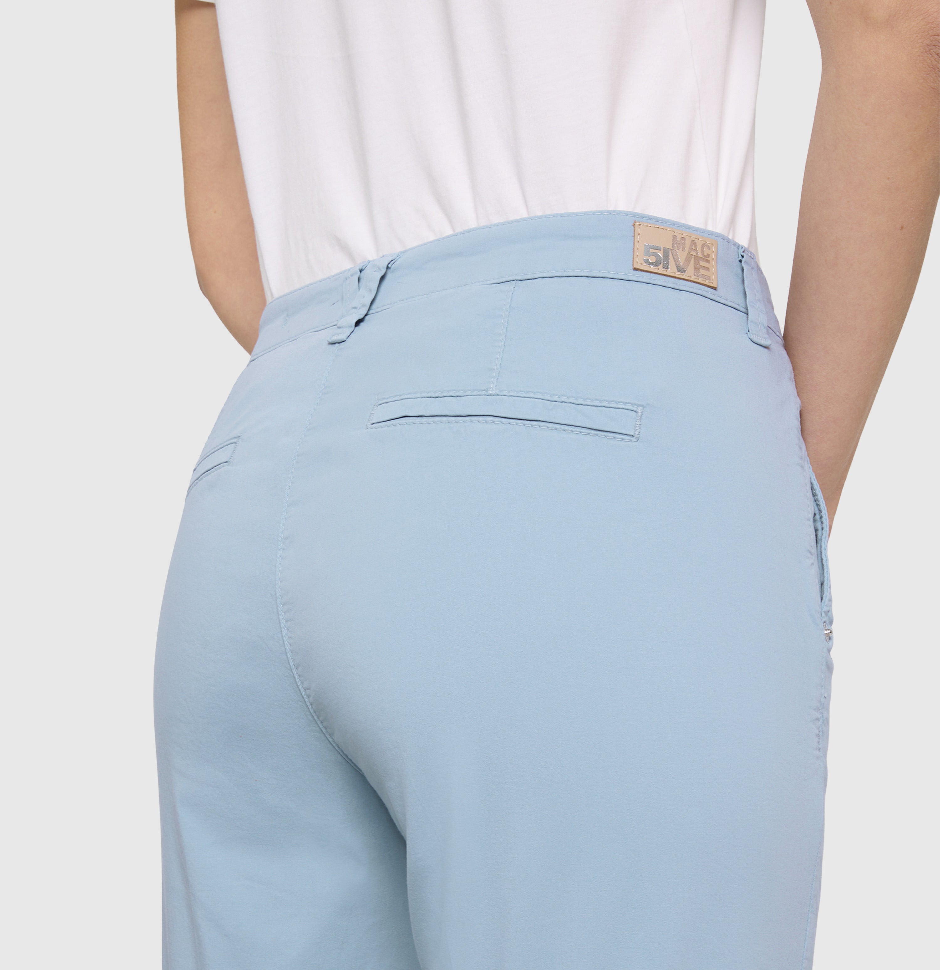 Turned-up chino with creases. | CHINO turn up | cashmere blue PPT | Detailed view 2 of model