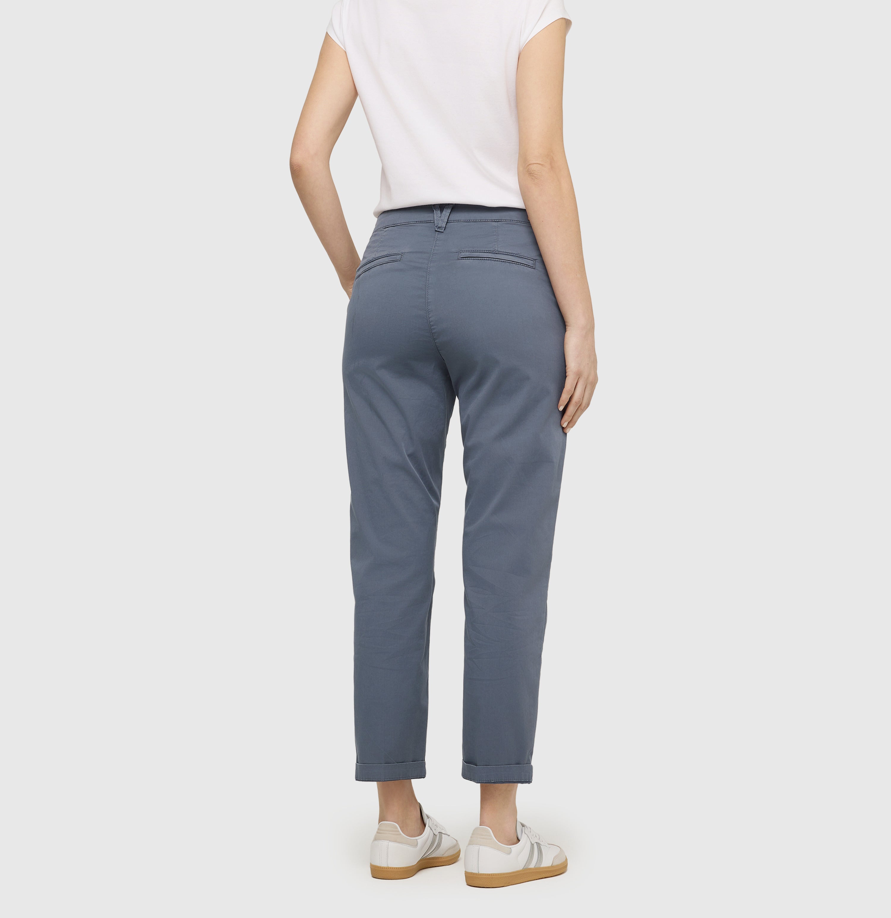 Turned-up chino with creases. | CHINO turn up | grisaille PPT | Back view of model