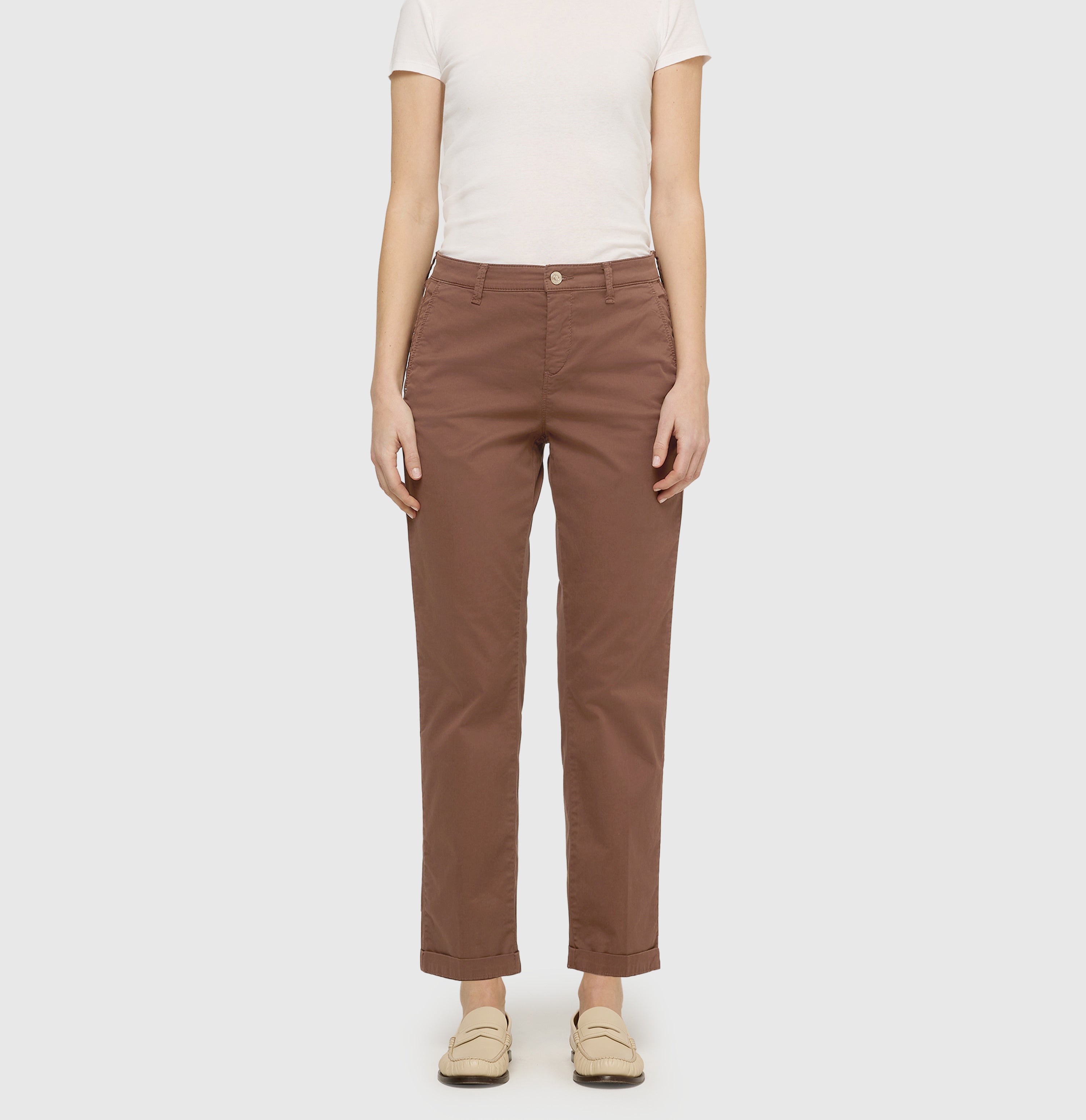 Turned-up chino with creases. | CHINO turn up | fawn brown PPT | Front view of model