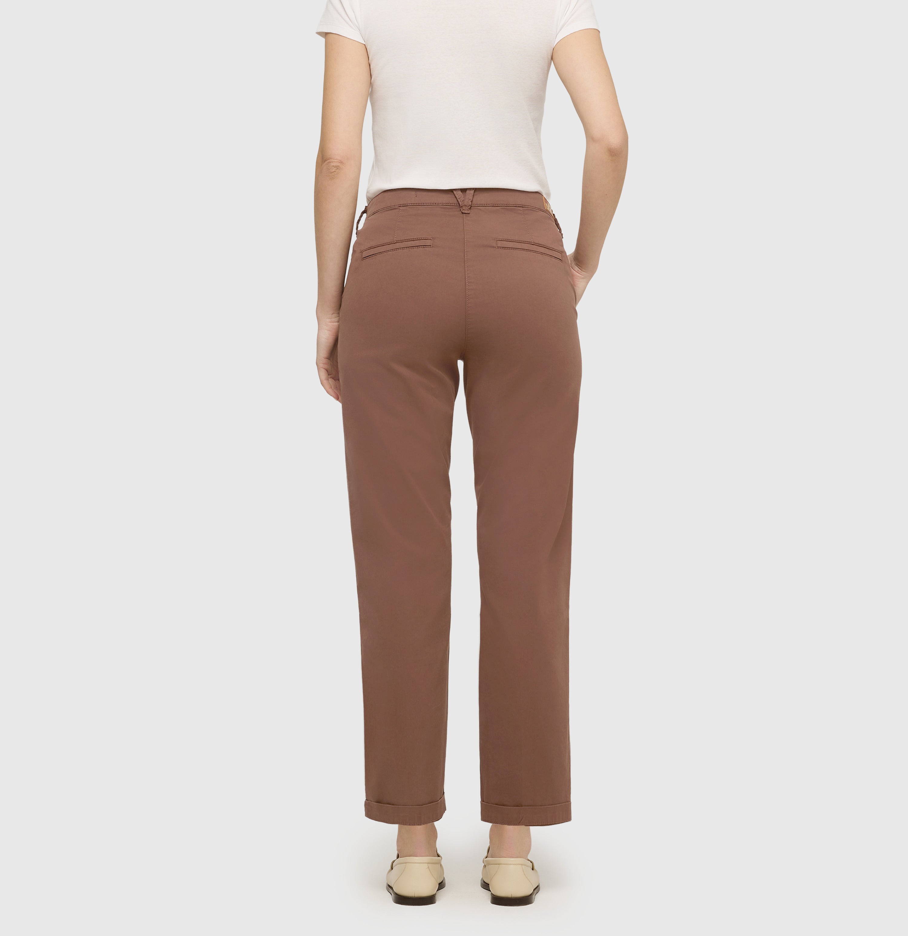 Turned-up chino with creases. | CHINO turn up | fawn brown PPT | Back view of model