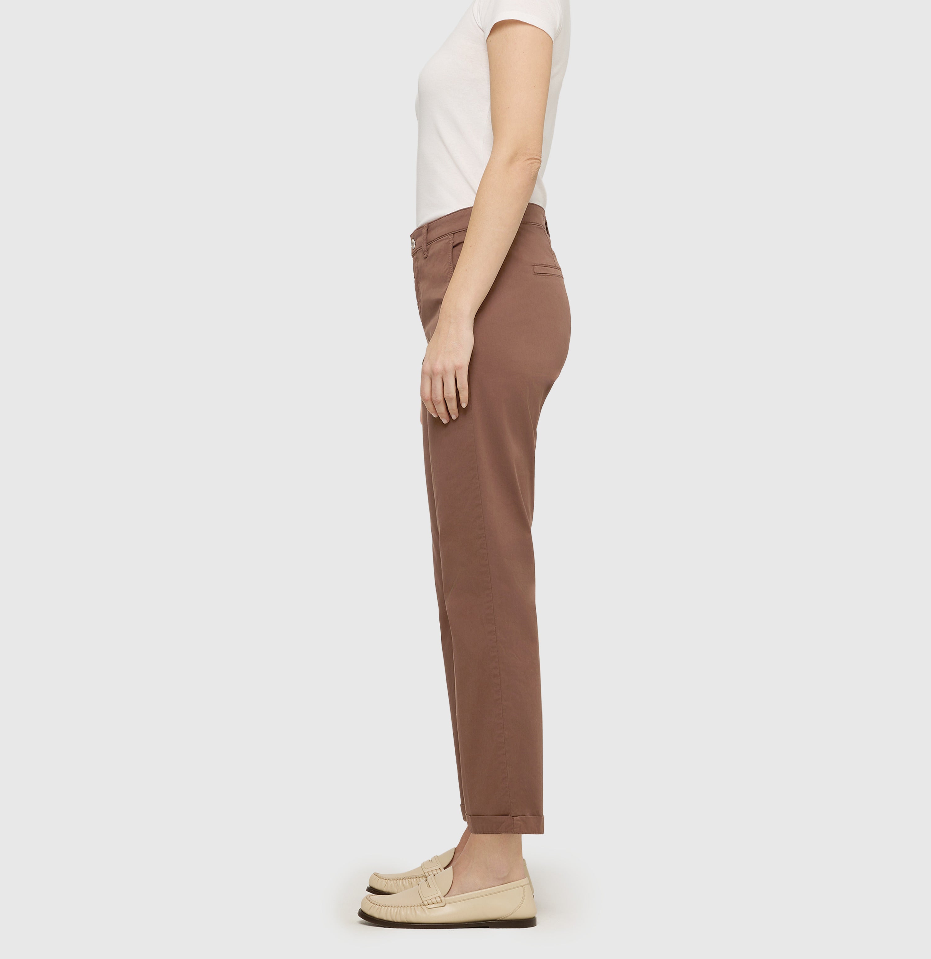 Turned-up chino with creases. | CHINO turn up | fawn brown PPT | Side view of model