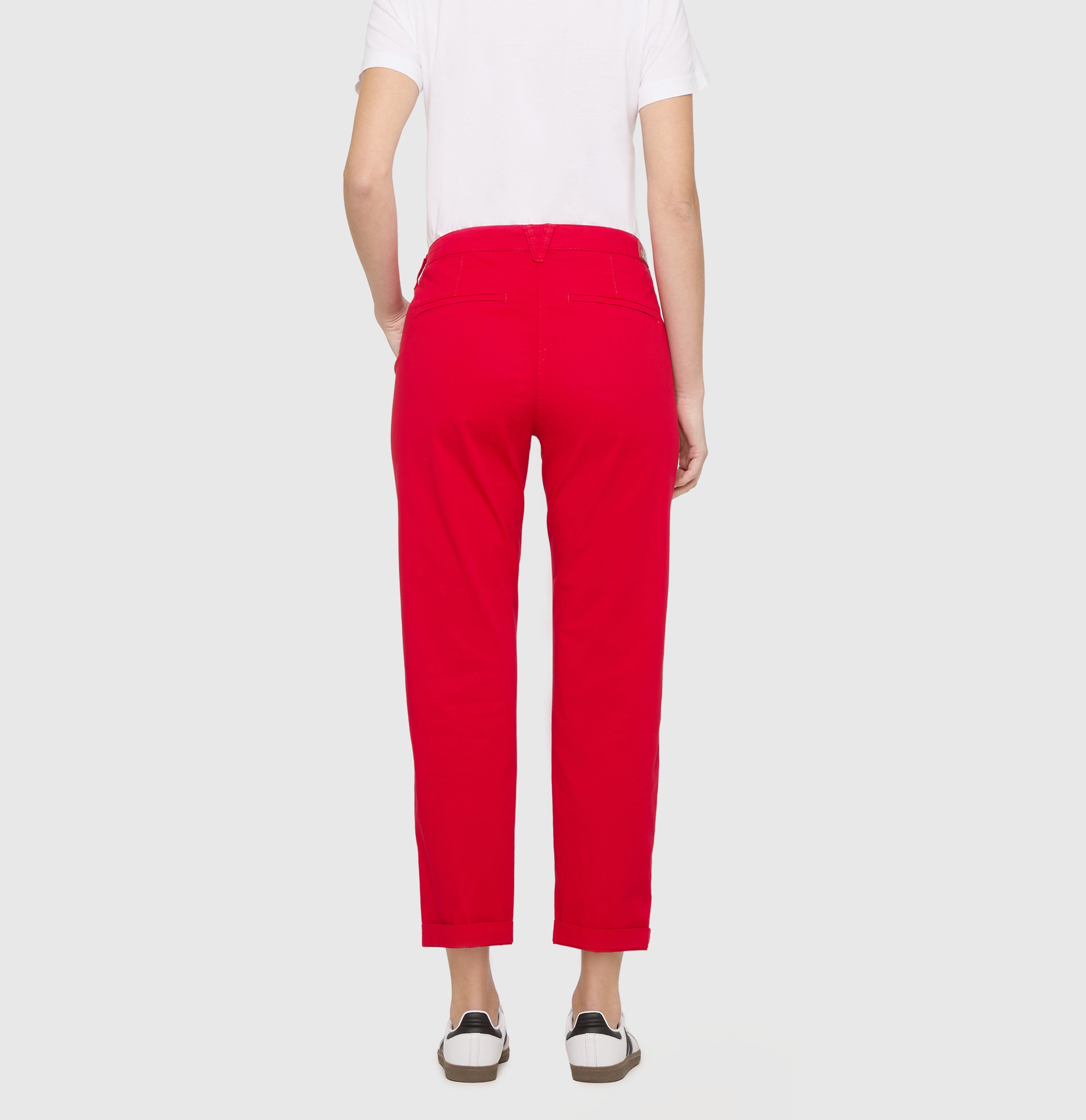 Turned-up chino with creases. | CHINO turn up | ruby red PPT | Back view of model