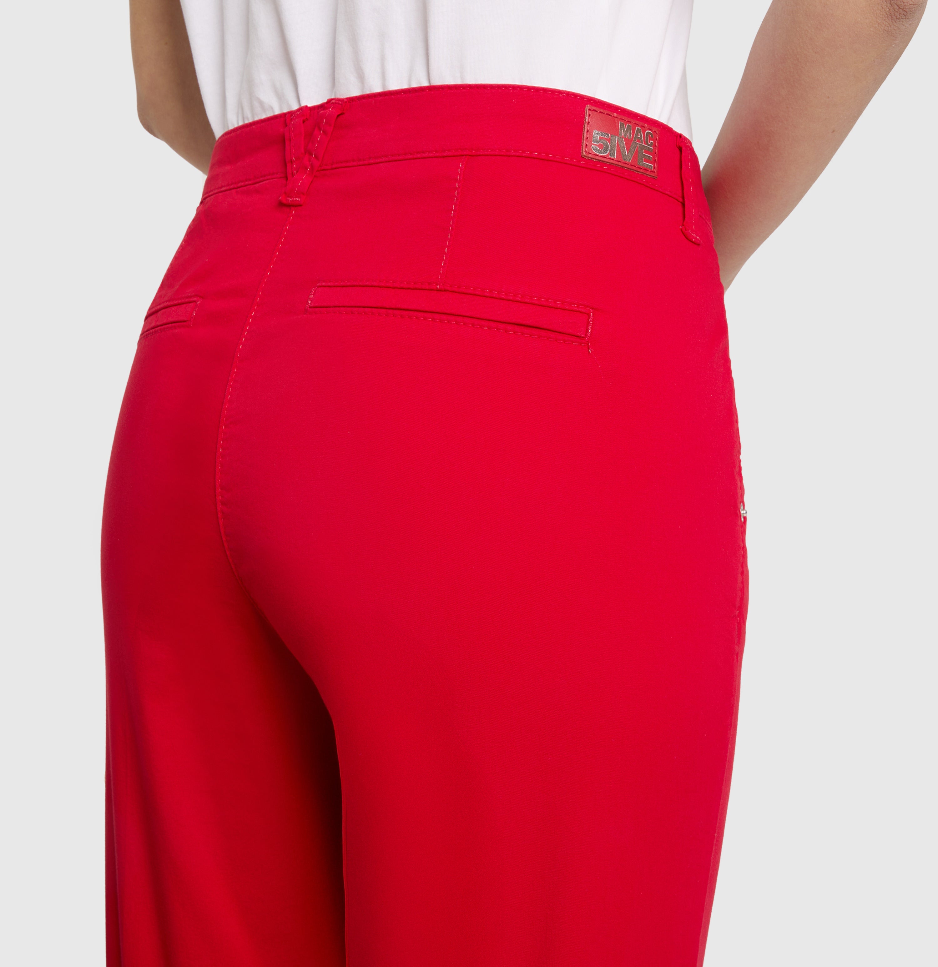 Turned-up chino with creases. | CHINO turn up | ruby red PPT | Detailed view 2 of model