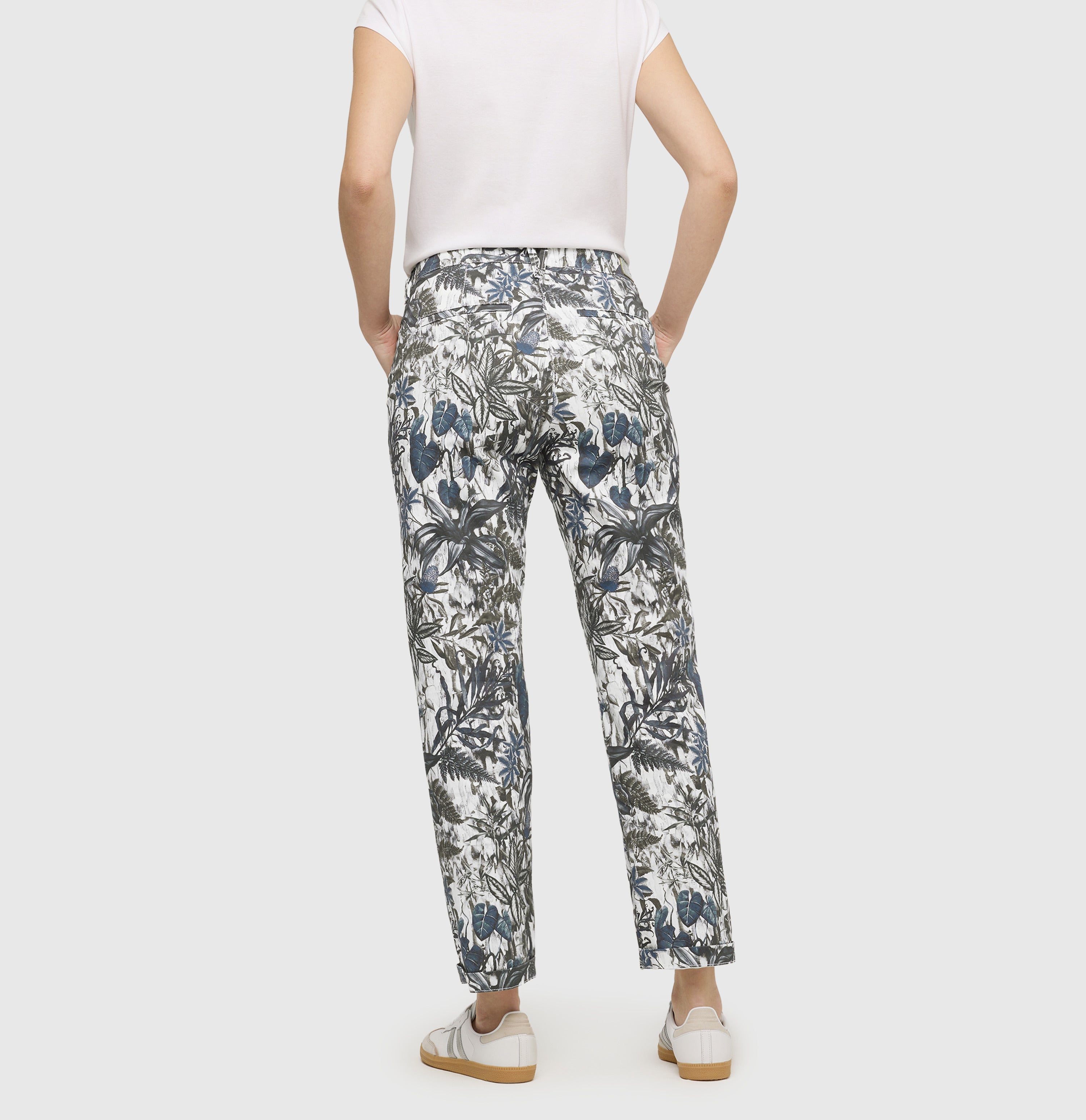 Turned-up chino with creases. | CHINO turn up | jungle print | Back view of model