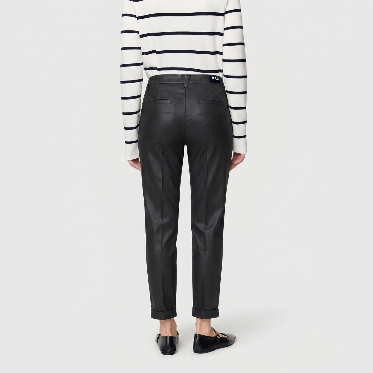 Slim, soft chino with a leather look. | CHINO turn up | black | Back view of model