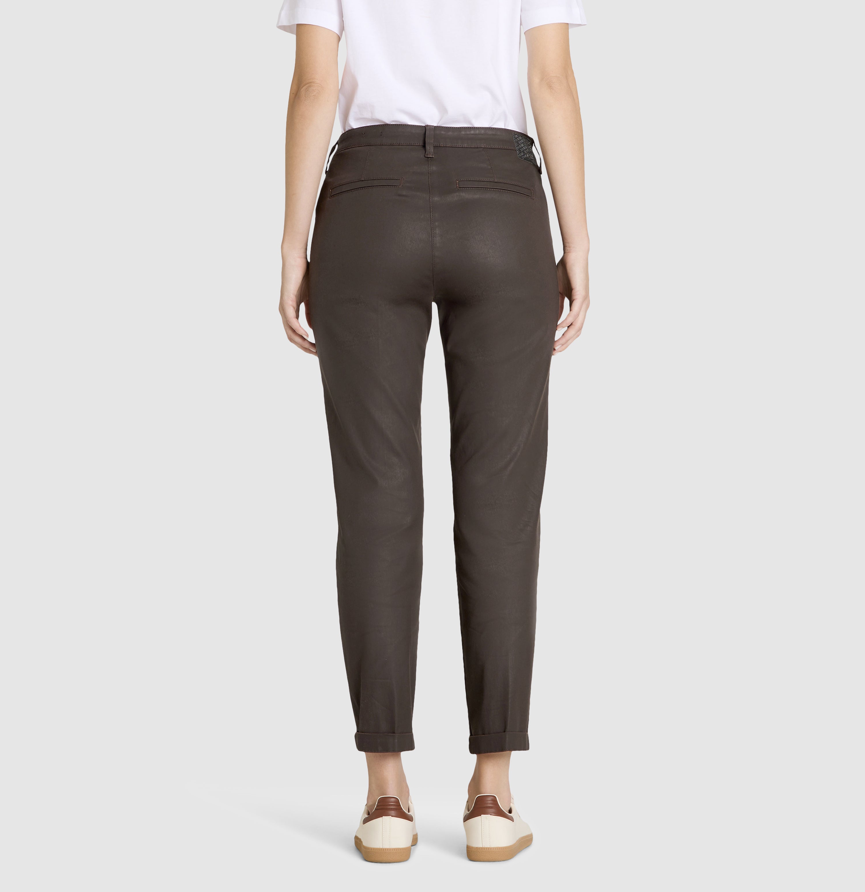 Slim cotton-lyocell chino with a leather look. | S-NAME | S-FBBZ | Back view of model