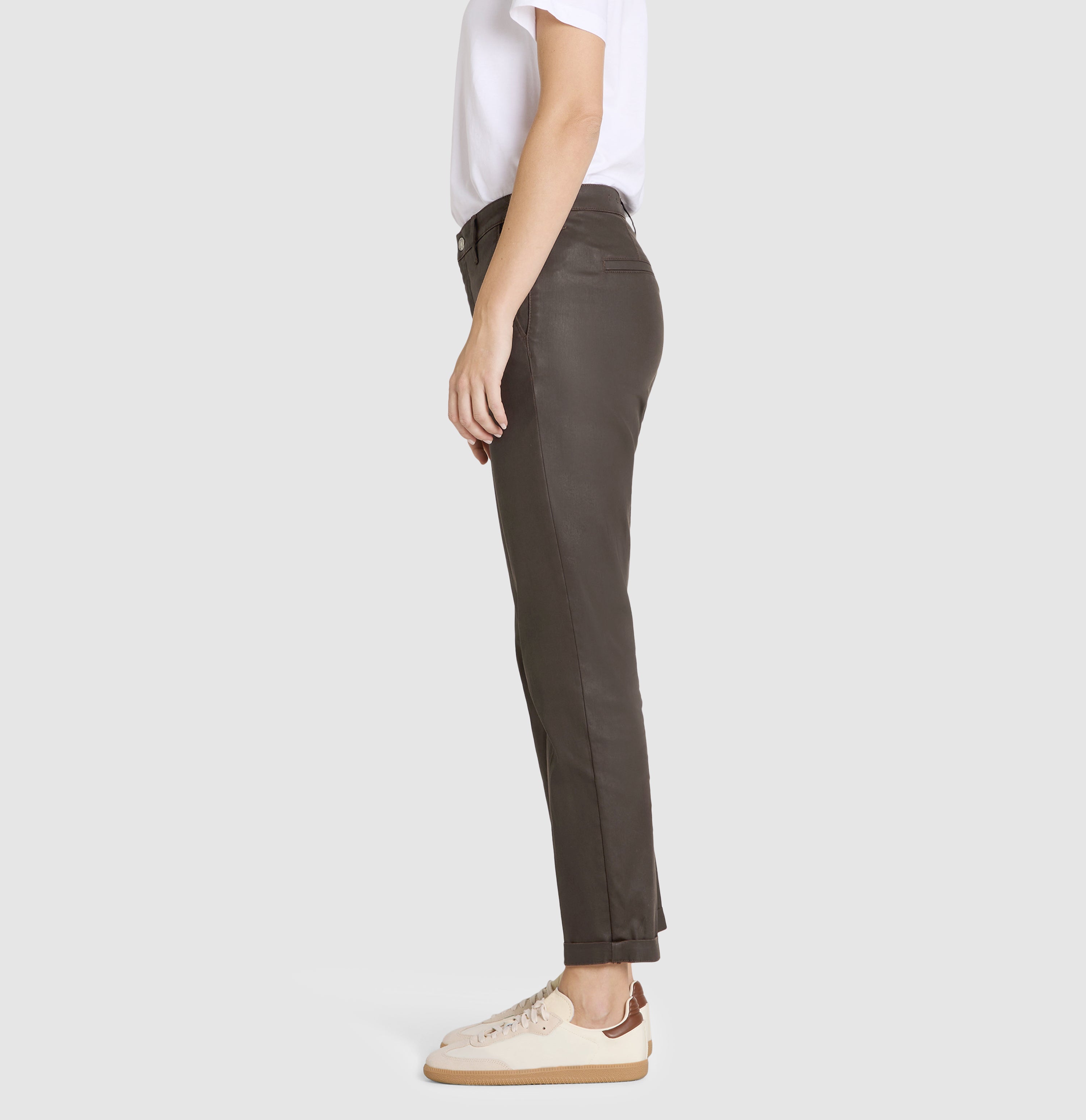 Slim cotton-lyocell chino with a leather look. | CHINO turn up | truffle brown | Side view of model