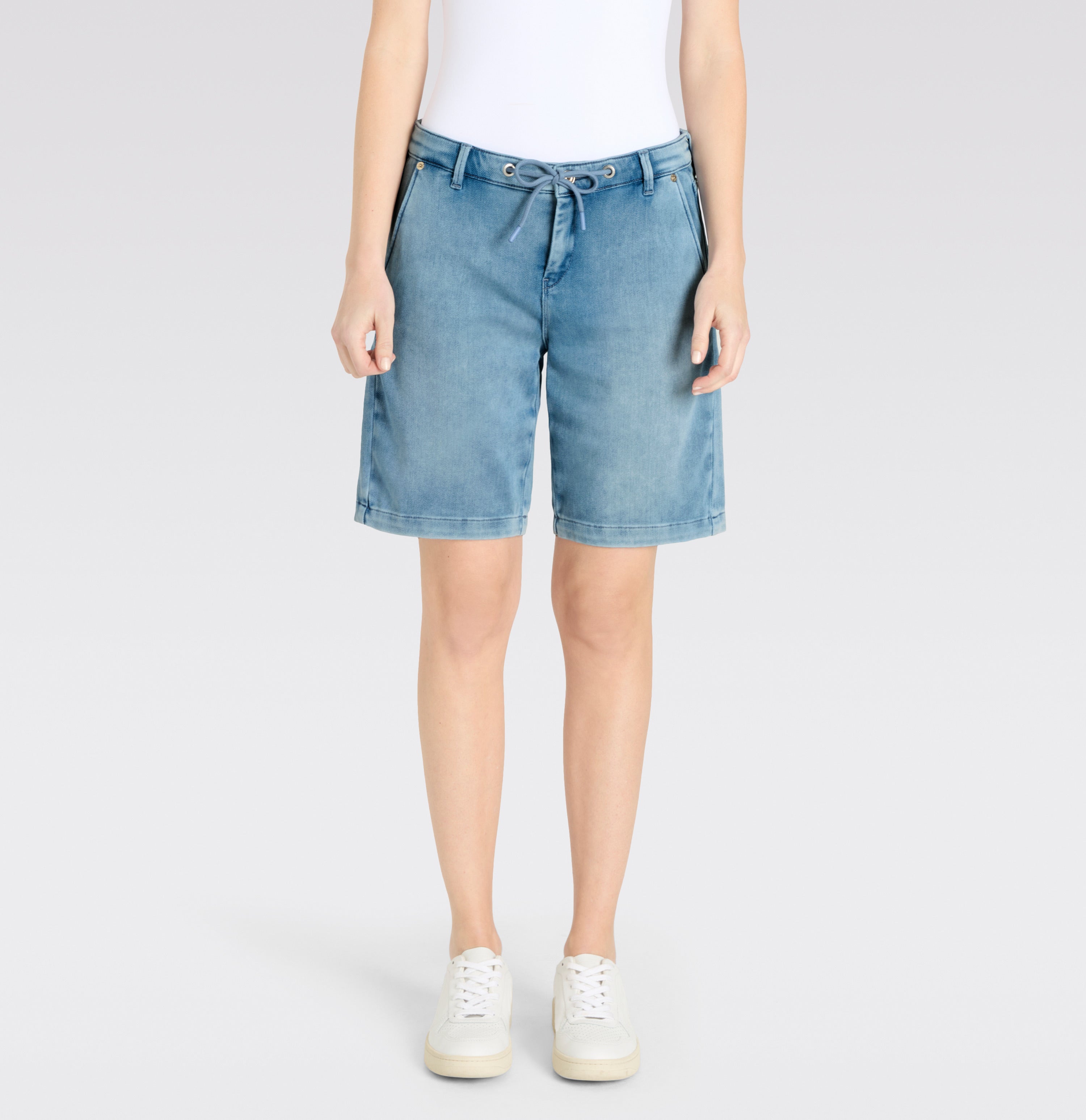 Wide sweat denim shorts with drawstring. | JOG´N SHORT | stormy fancy blue | Front view of model